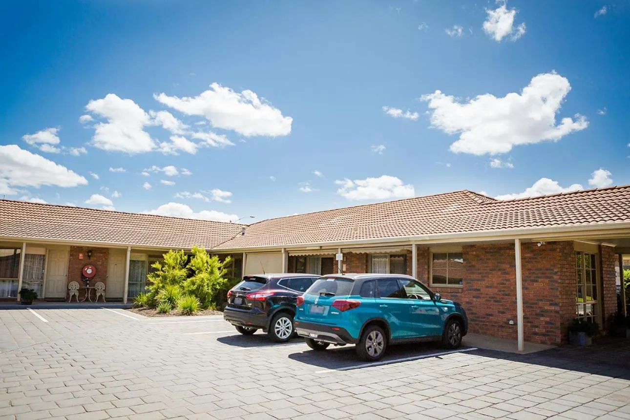 Property building in Australian Settlers Motor Inn