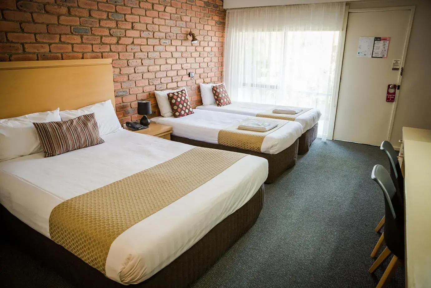 Quadruple Room with Private Bathroom in Australian Settlers Motor Inn Quadruple Room with Private Bathroom in Australian Settlers Motor Inn