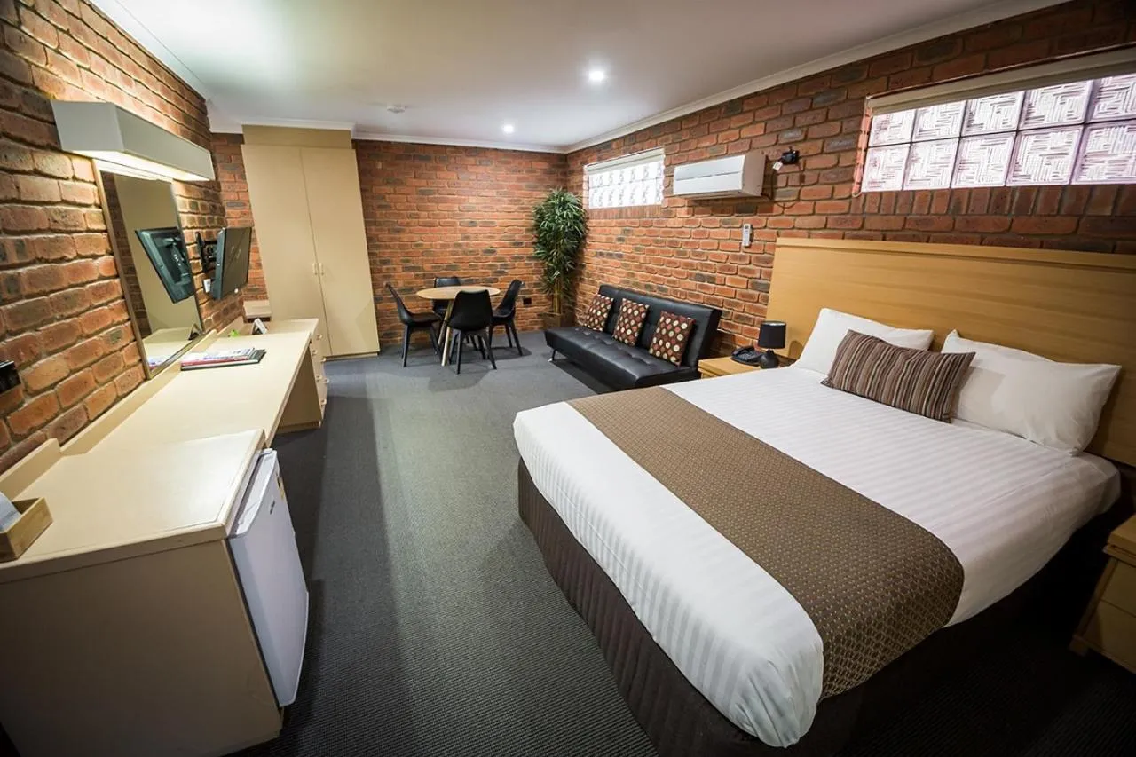 Bed in Australian Settlers Motor Inn