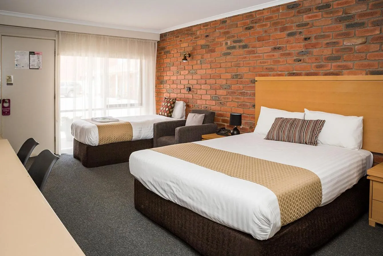 Bed in Australian Settlers Motor Inn