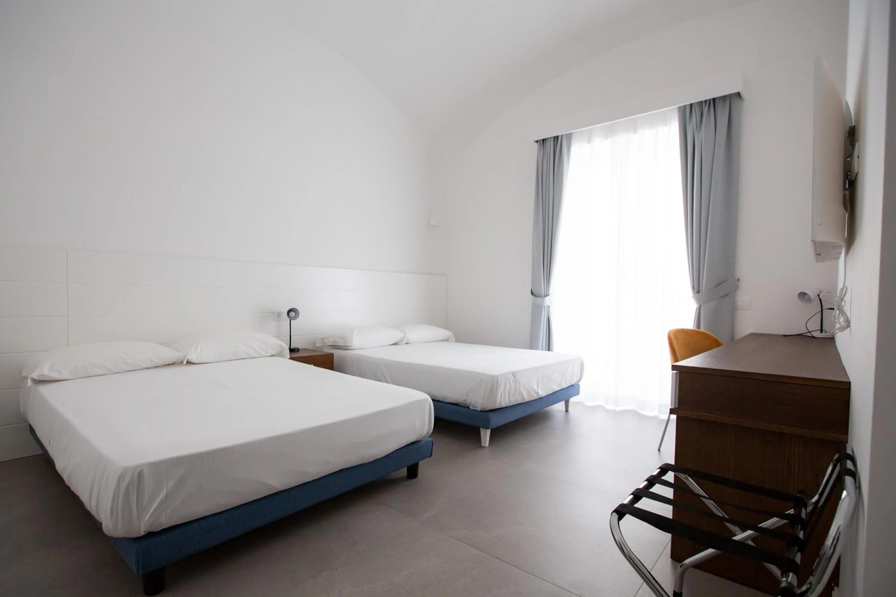 Photo of the whole room, Bed in Liferooms