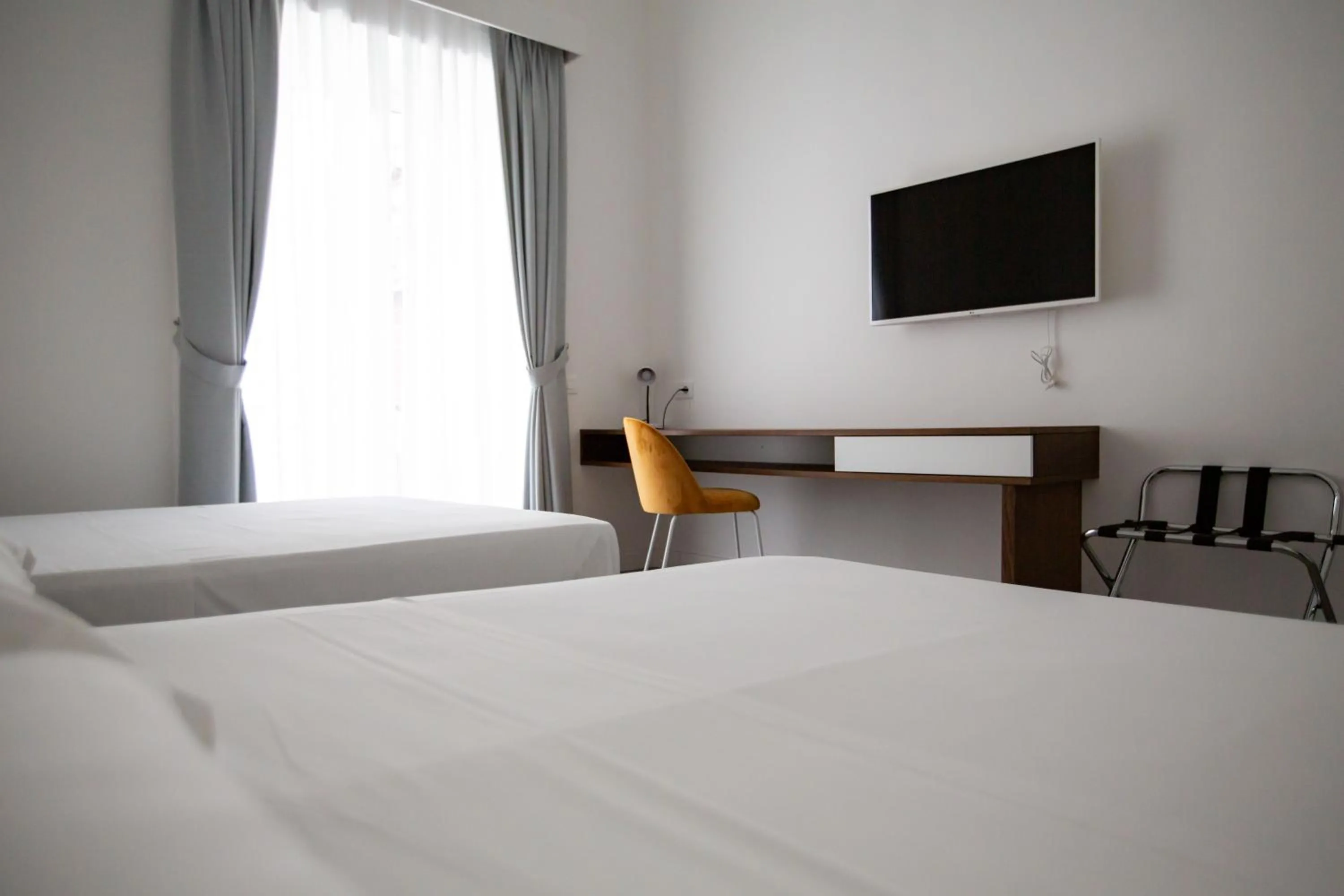 Photo of the whole room, Bed in Liferooms