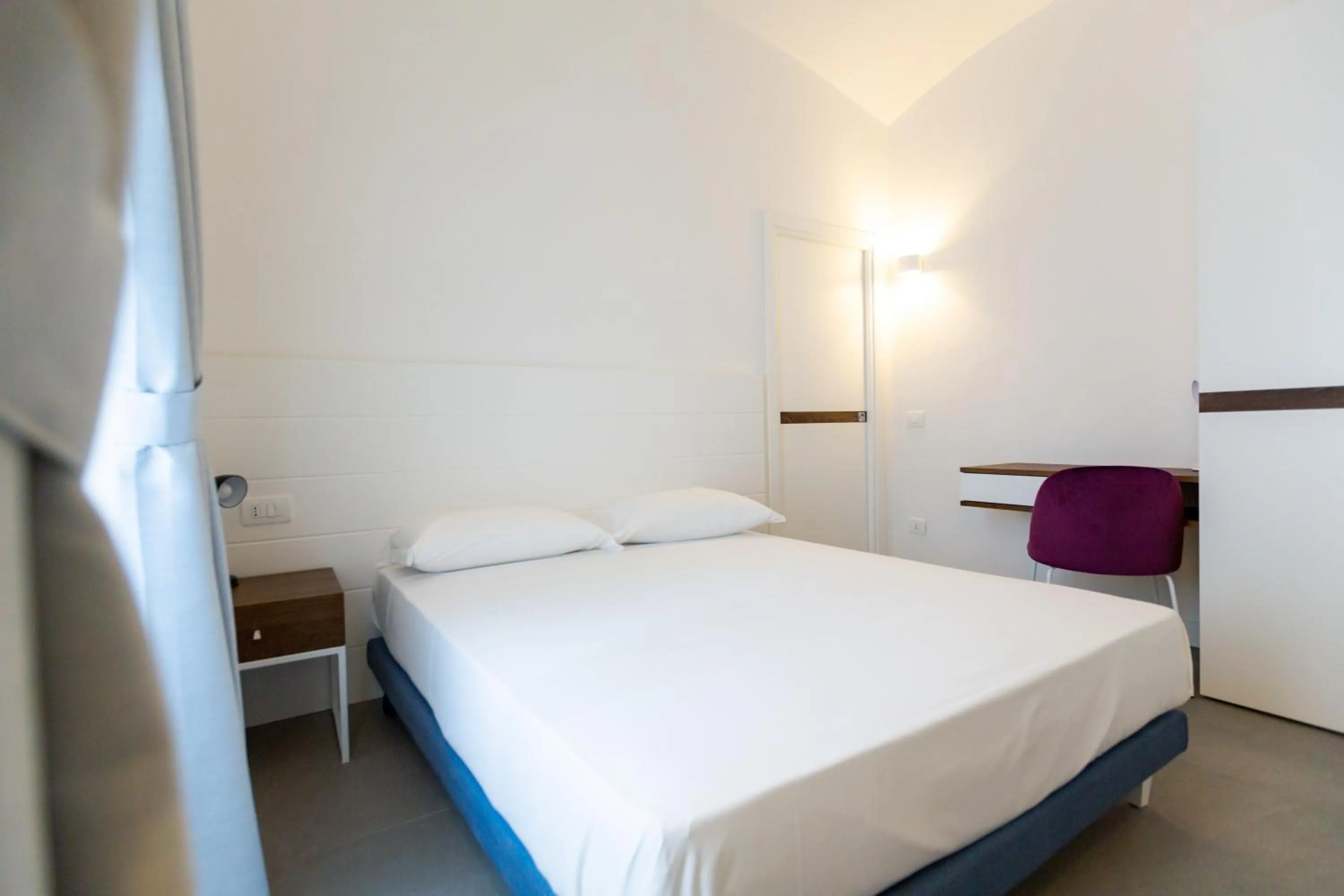 Bedroom, Bed in Liferooms