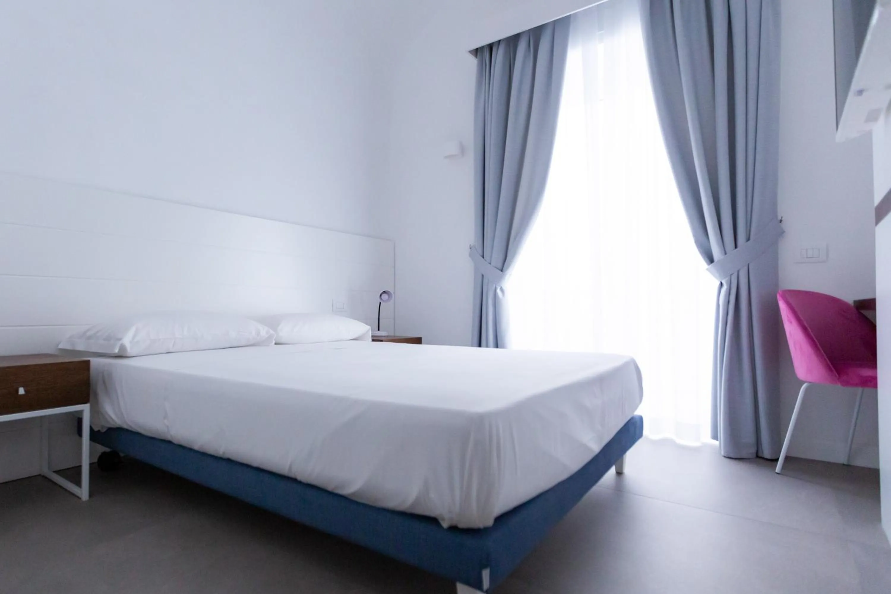 Bedroom, Bed in Liferooms
