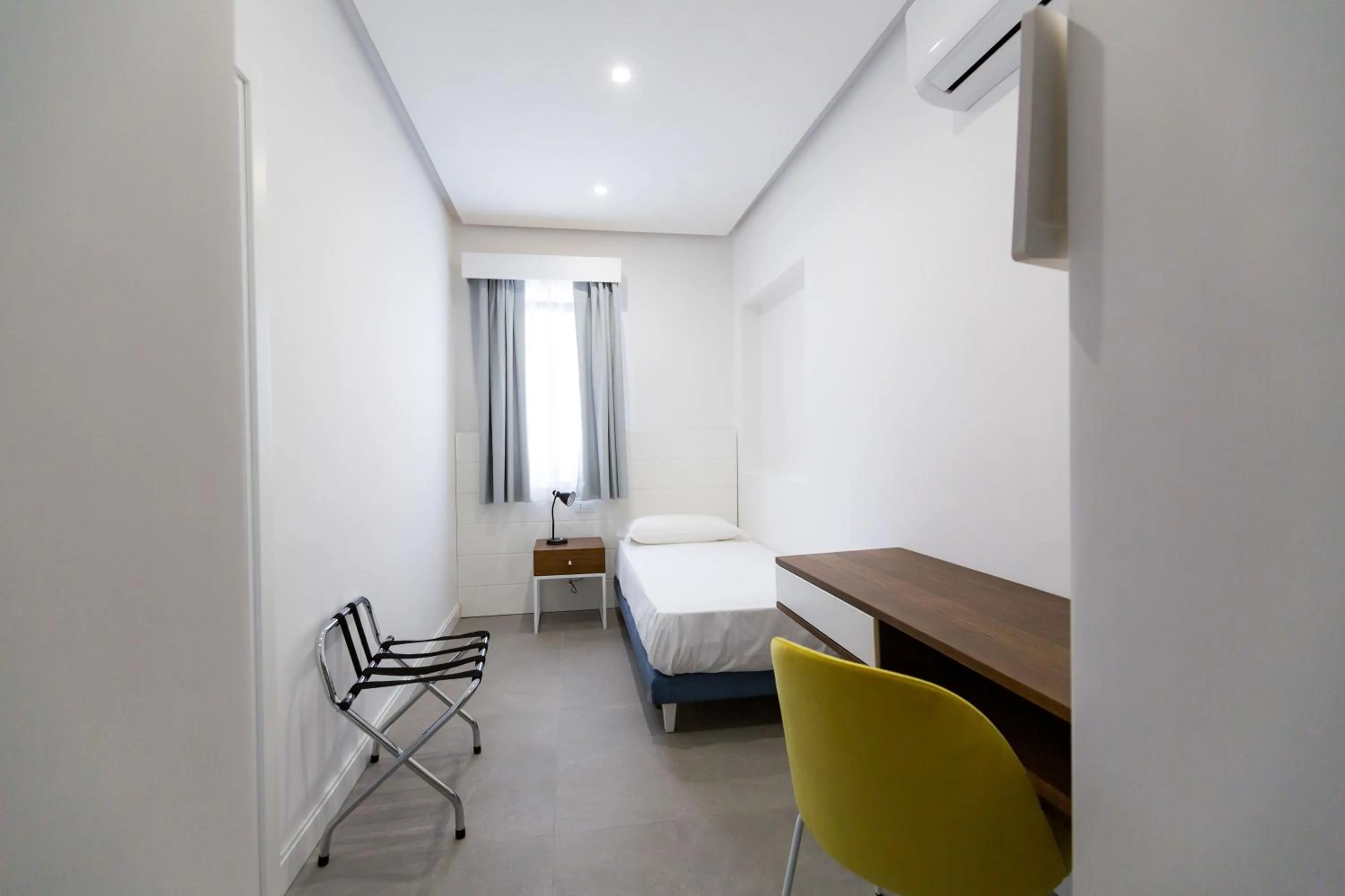 Photo of the whole room, Bed in Liferooms