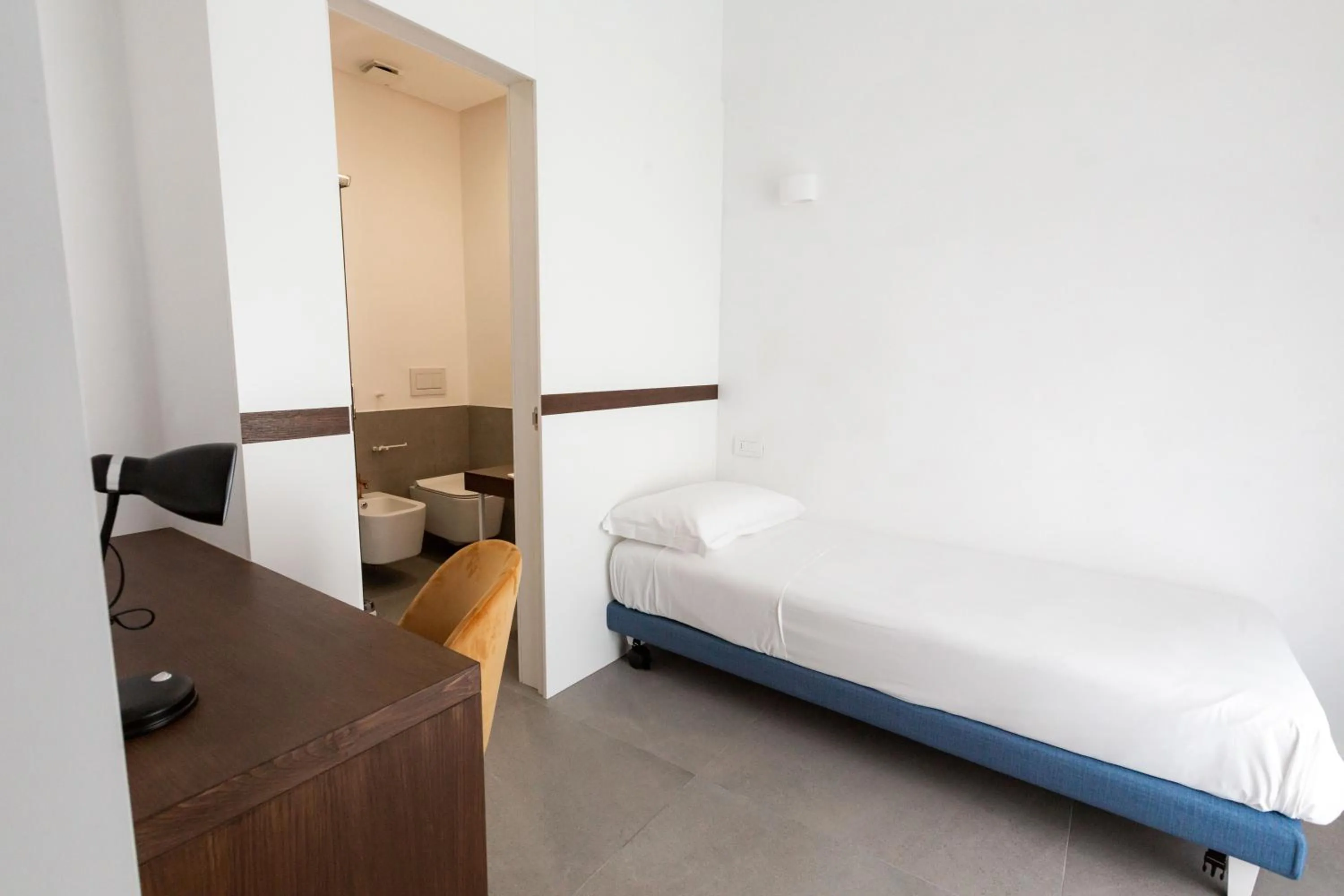 Photo of the whole room, Bed in Liferooms