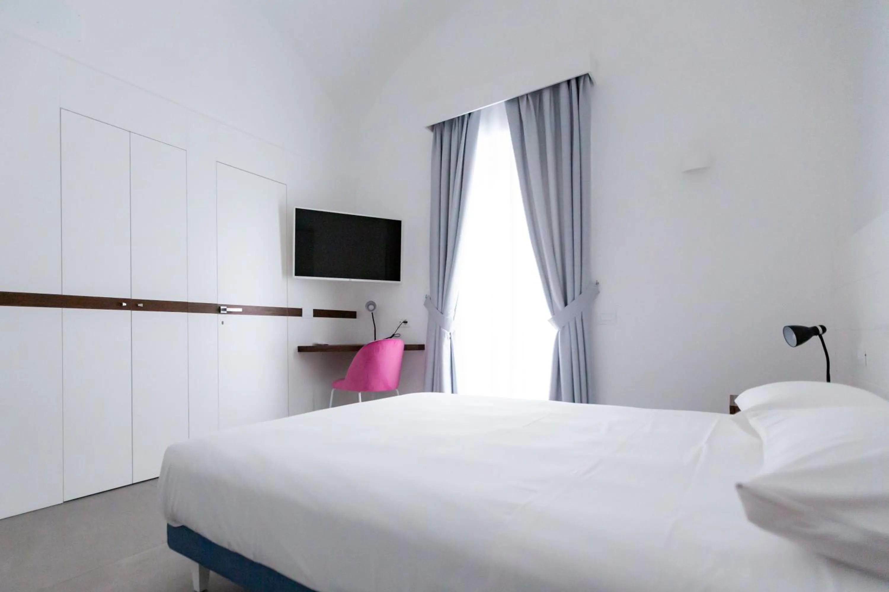 Photo of the whole room, Bed in Liferooms