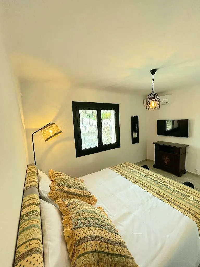 Photo of the whole room, Bed in Villa Cocody