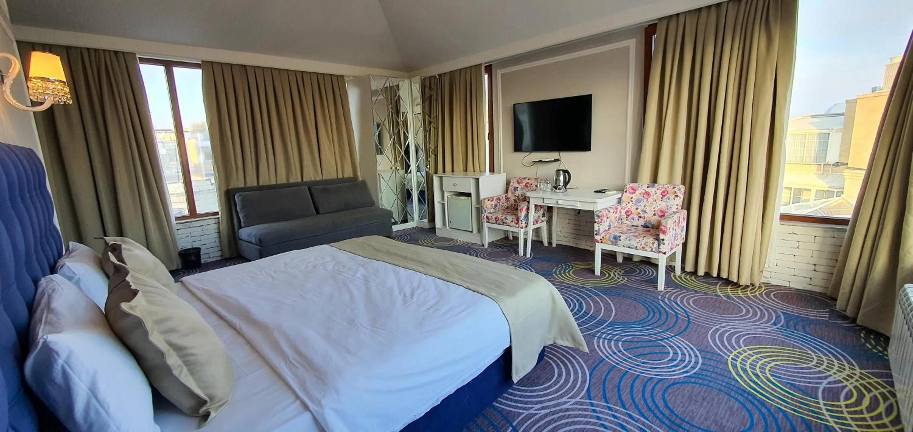 Communal lounge/ TV room, Bed in Qala Hotel