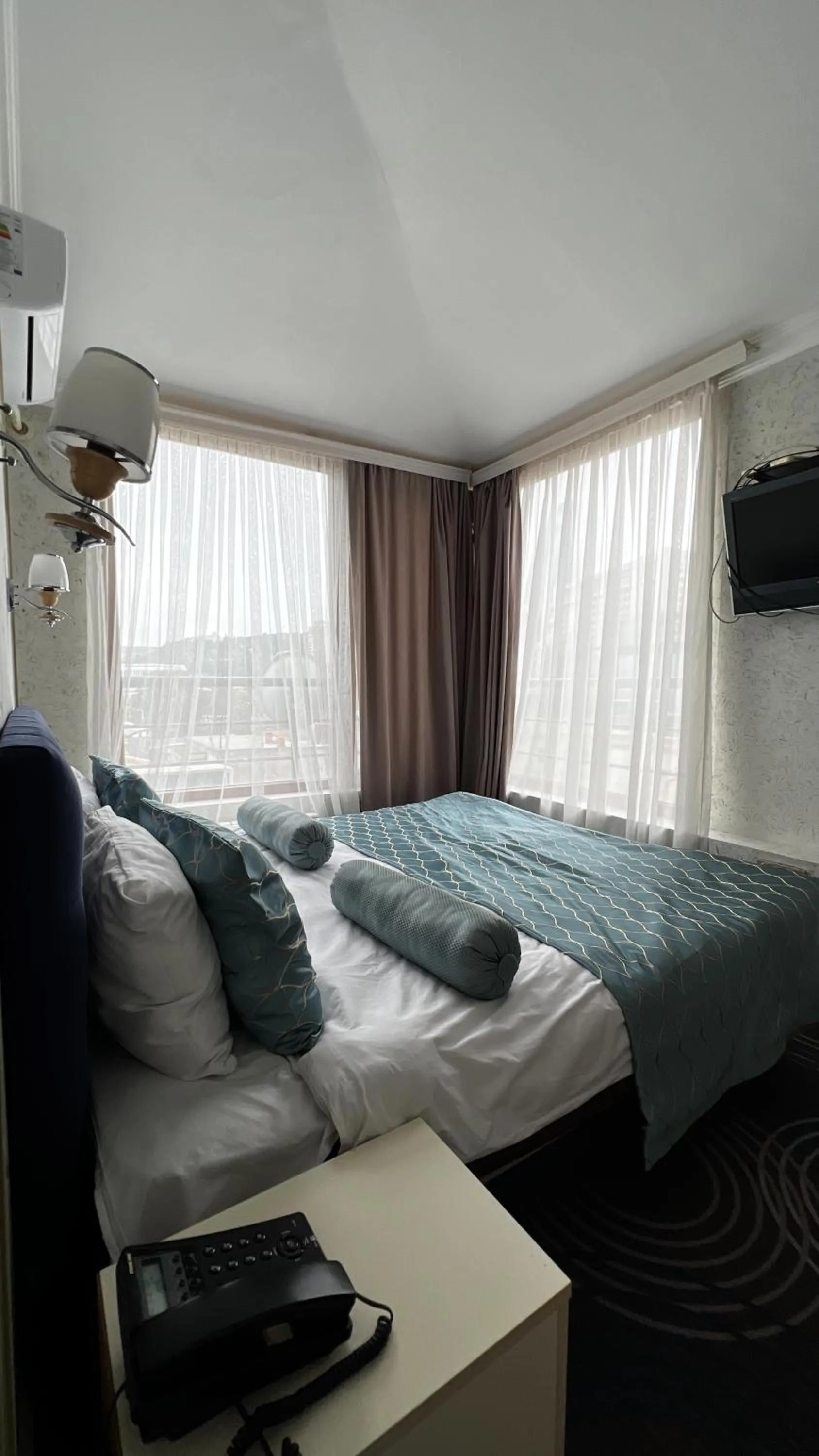 Communal lounge/ TV room, Bed in Qala Hotel