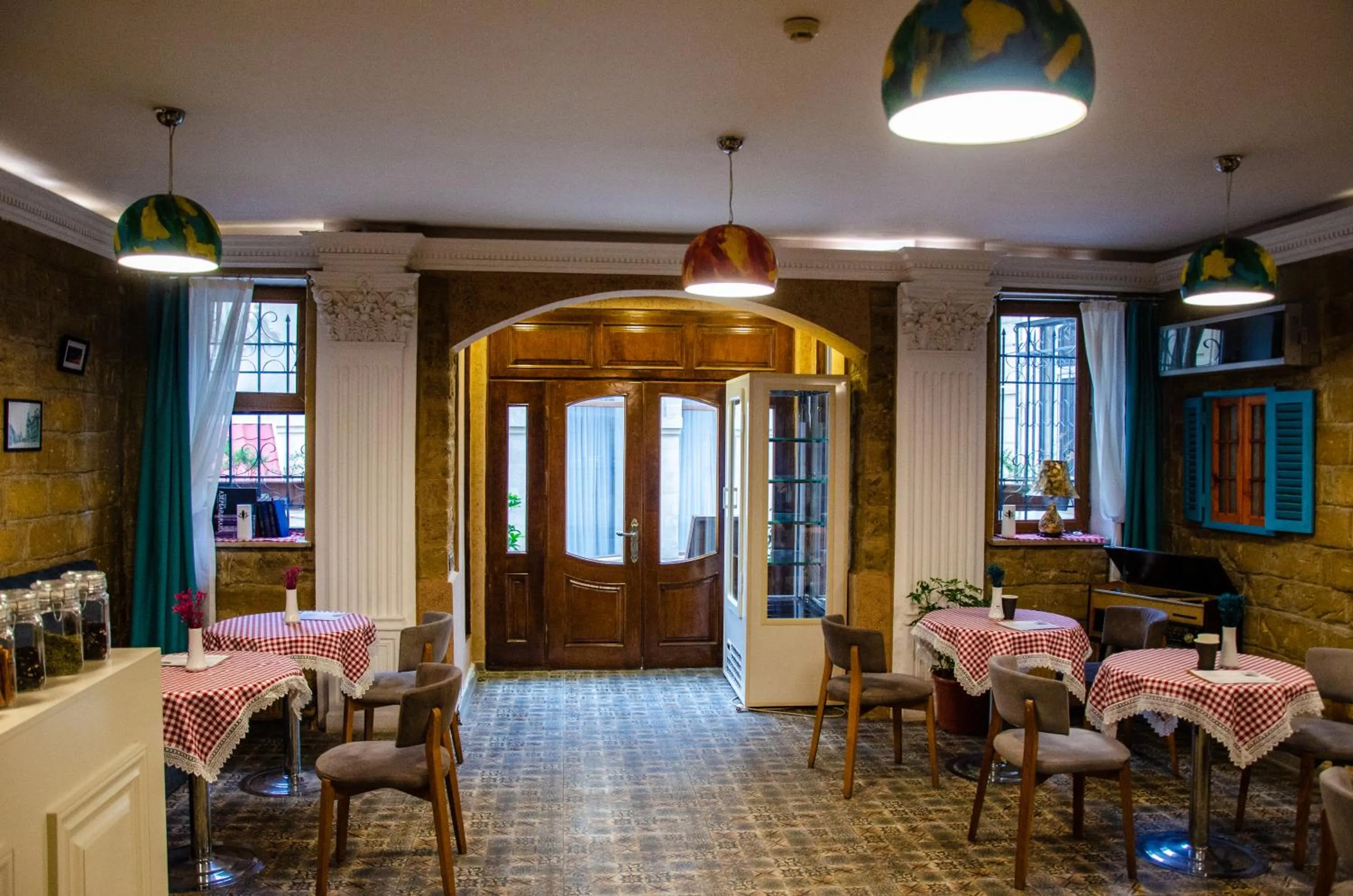 Restaurant/places to eat in Qala Hotel