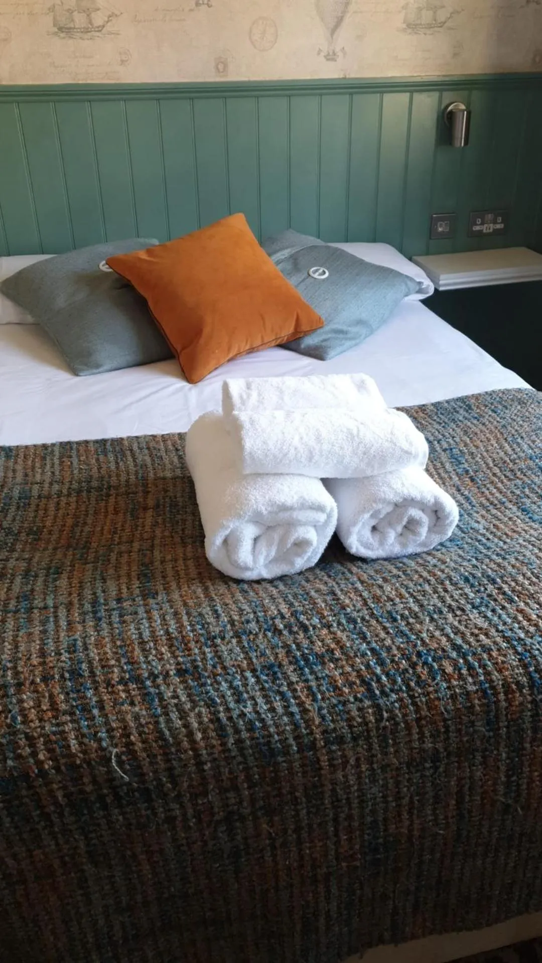 Bedroom, Bed in The Green Man Stanford