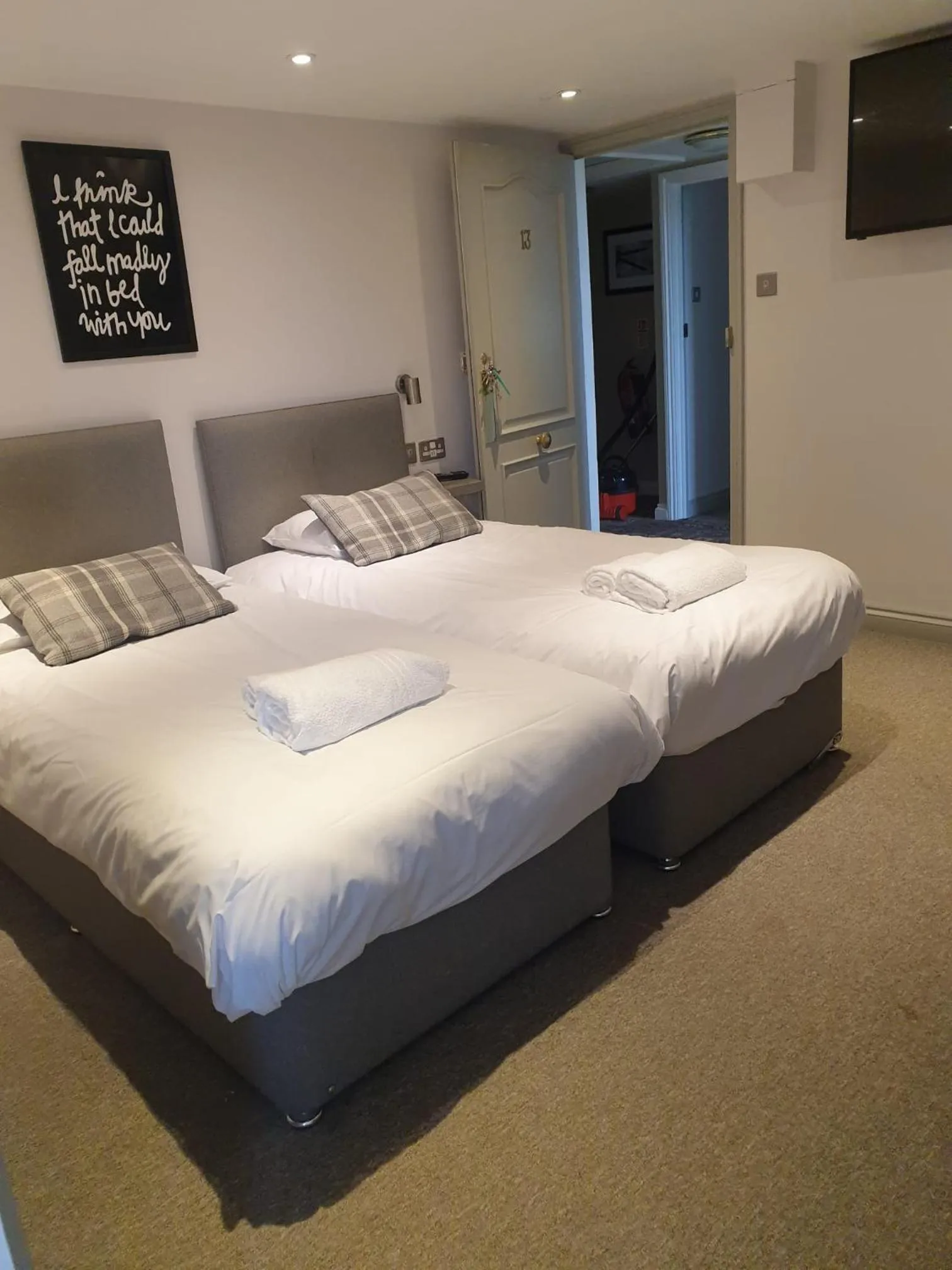 Bedroom, Bed in The Green Man Stanford