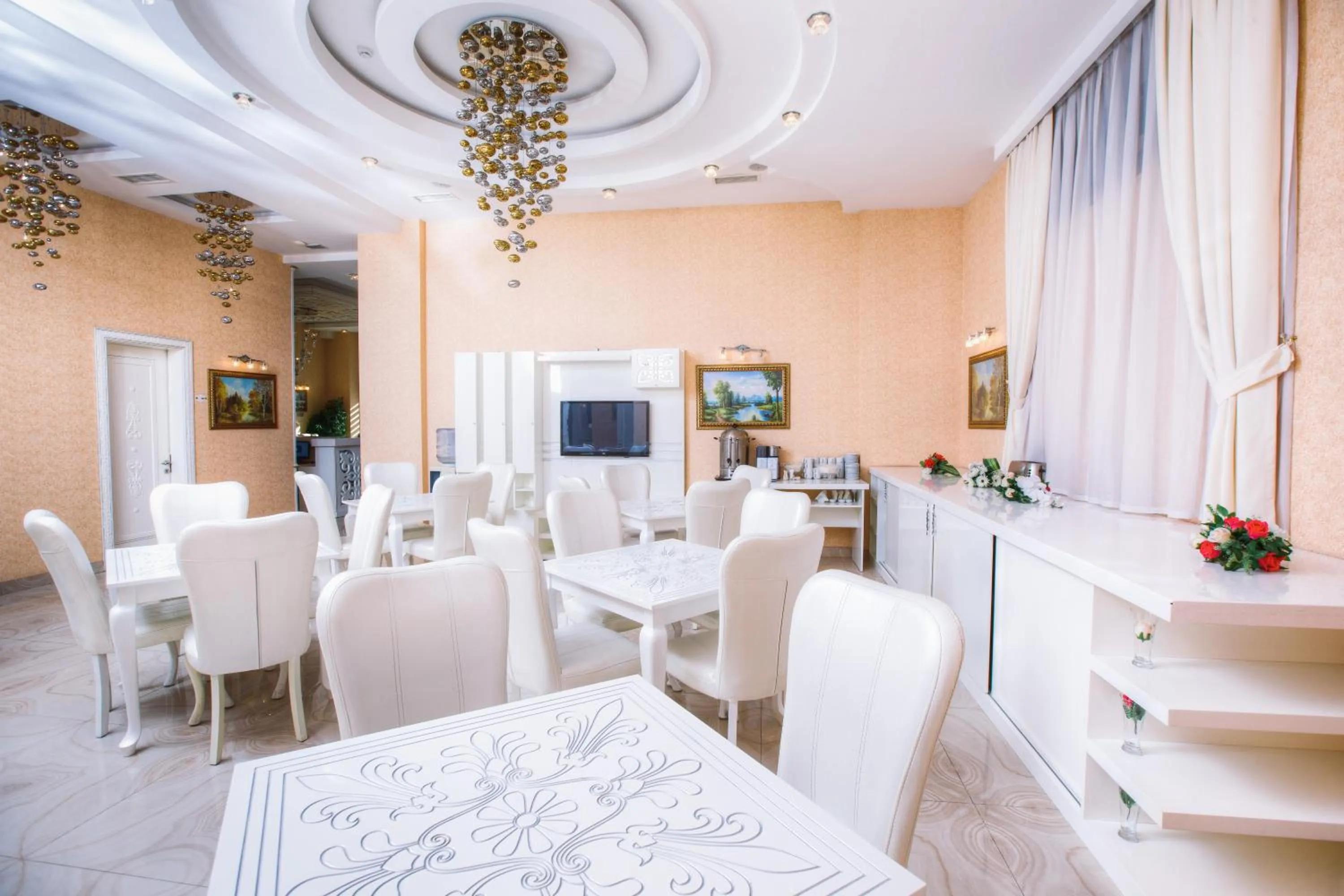 Restaurant/places to eat in Admiral Hotel