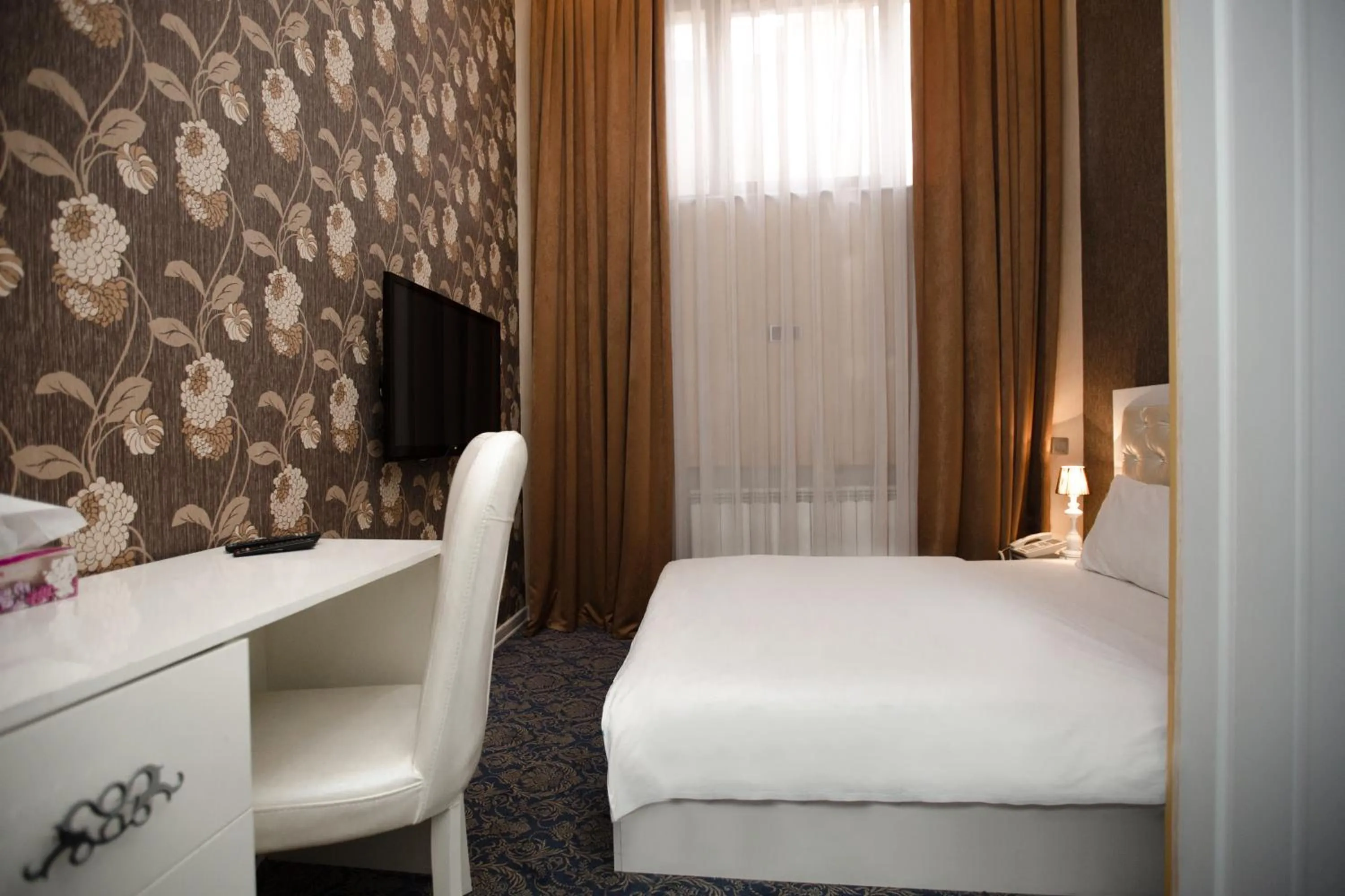 Photo of the whole room, Bed in Admiral Hotel