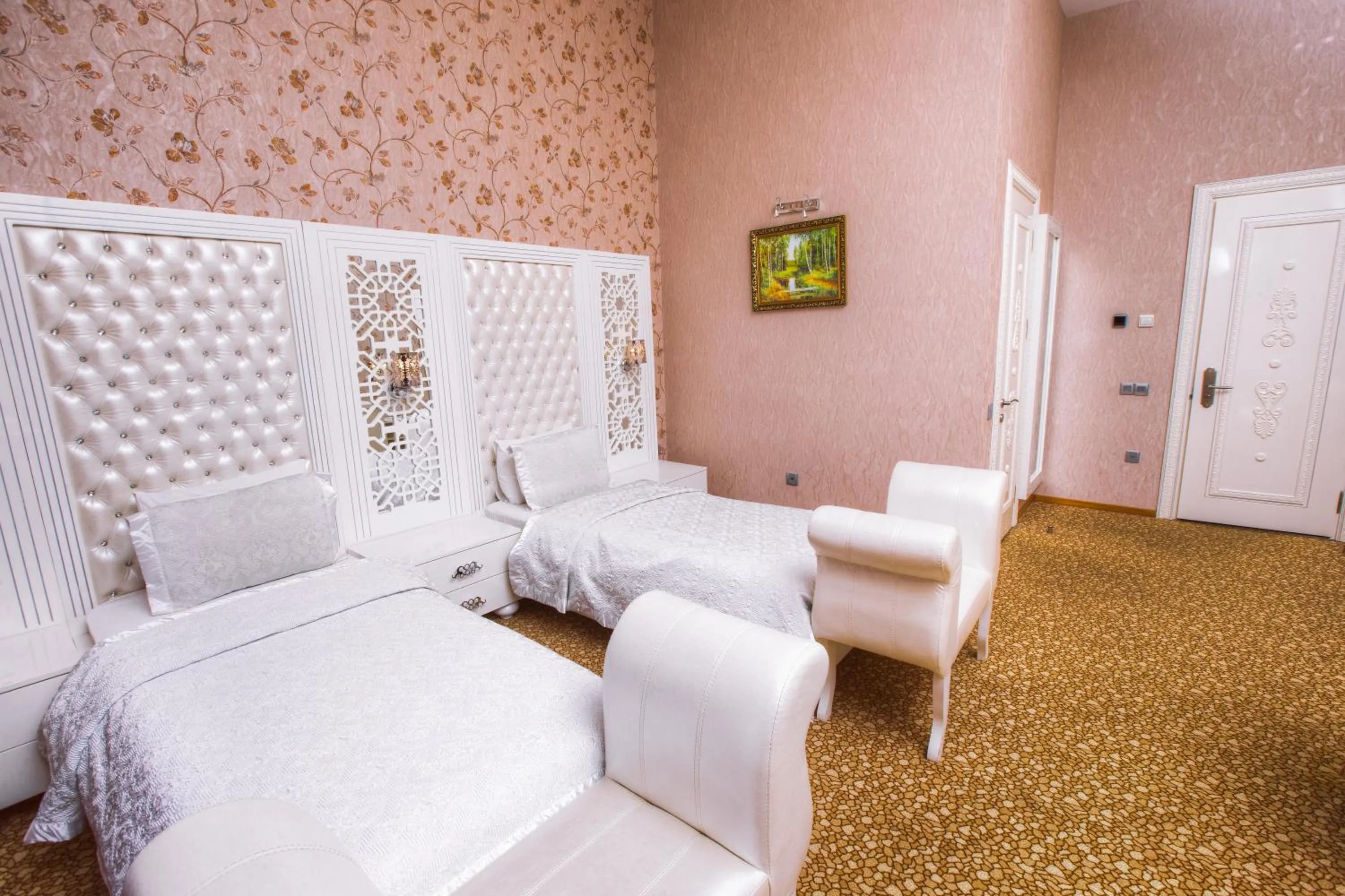 Bedroom, Bed in Admiral Hotel