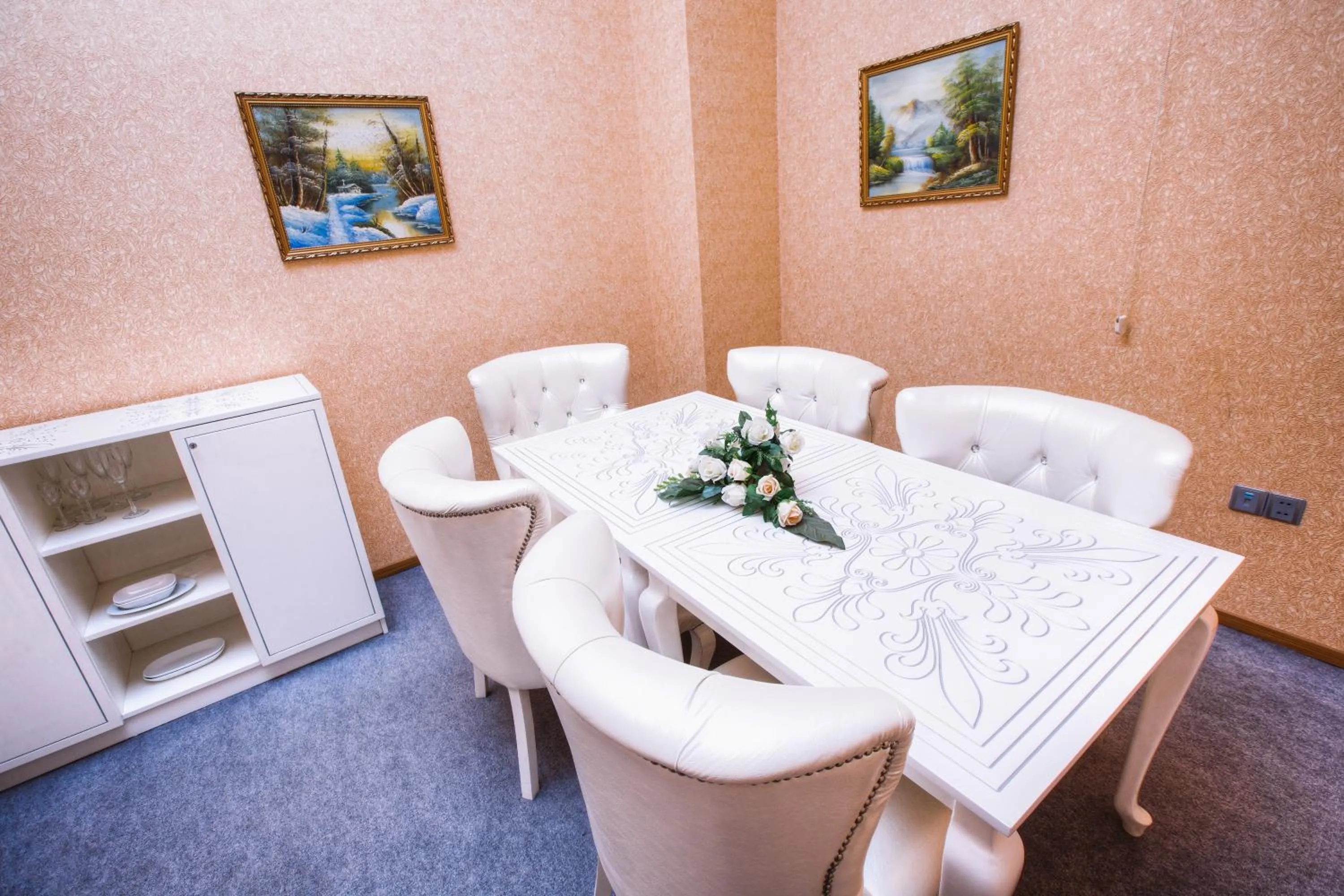 Restaurant/places to eat in Admiral Hotel