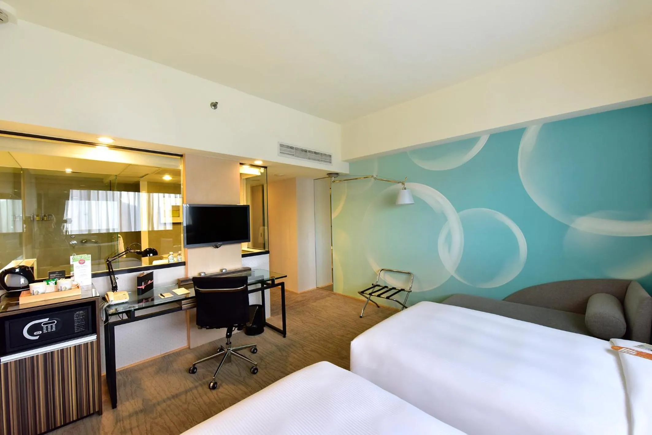 Photo of the whole room, Bed in Caesar Park Hotel Taipei