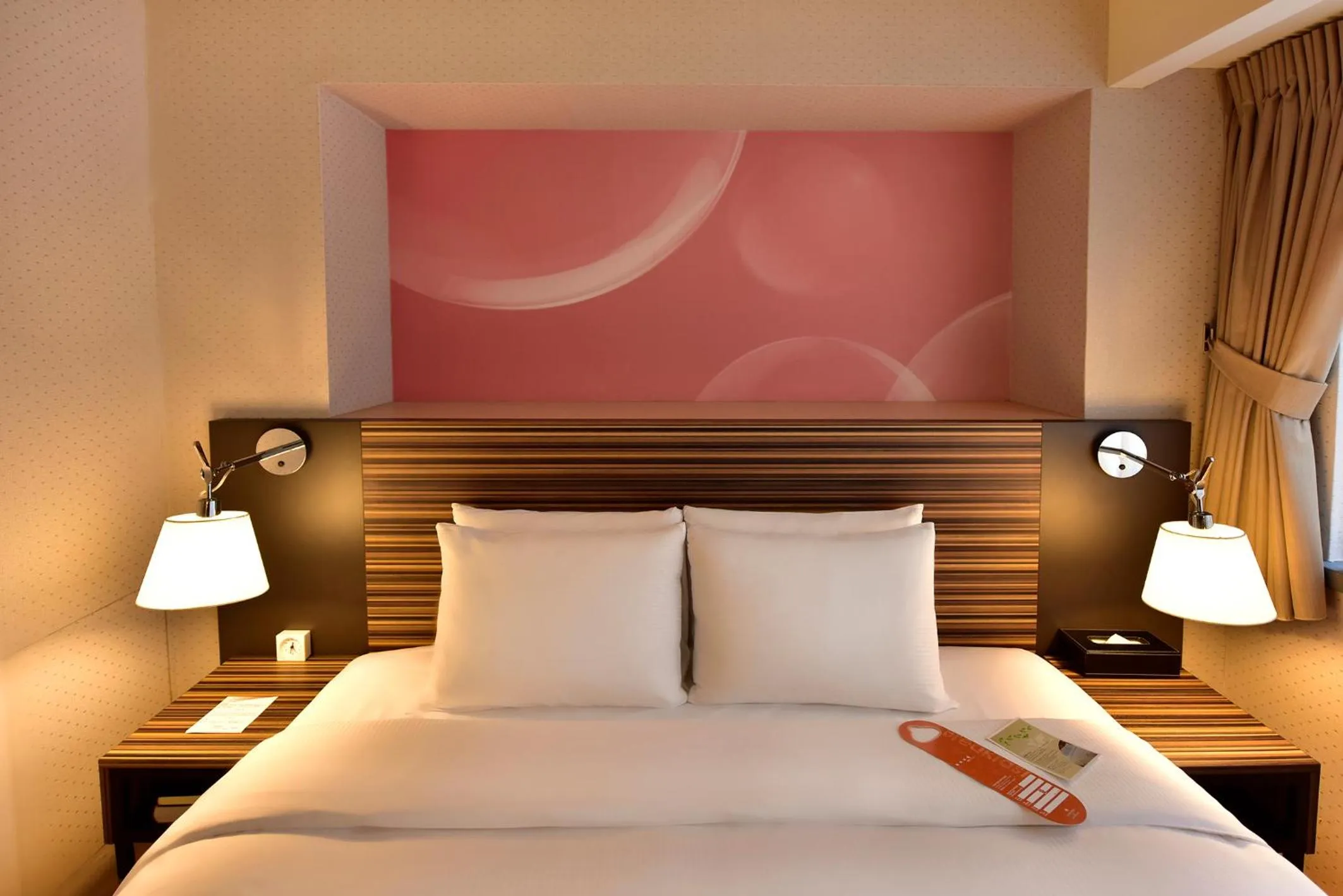 Photo of the whole room, Bed in Caesar Park Hotel Taipei