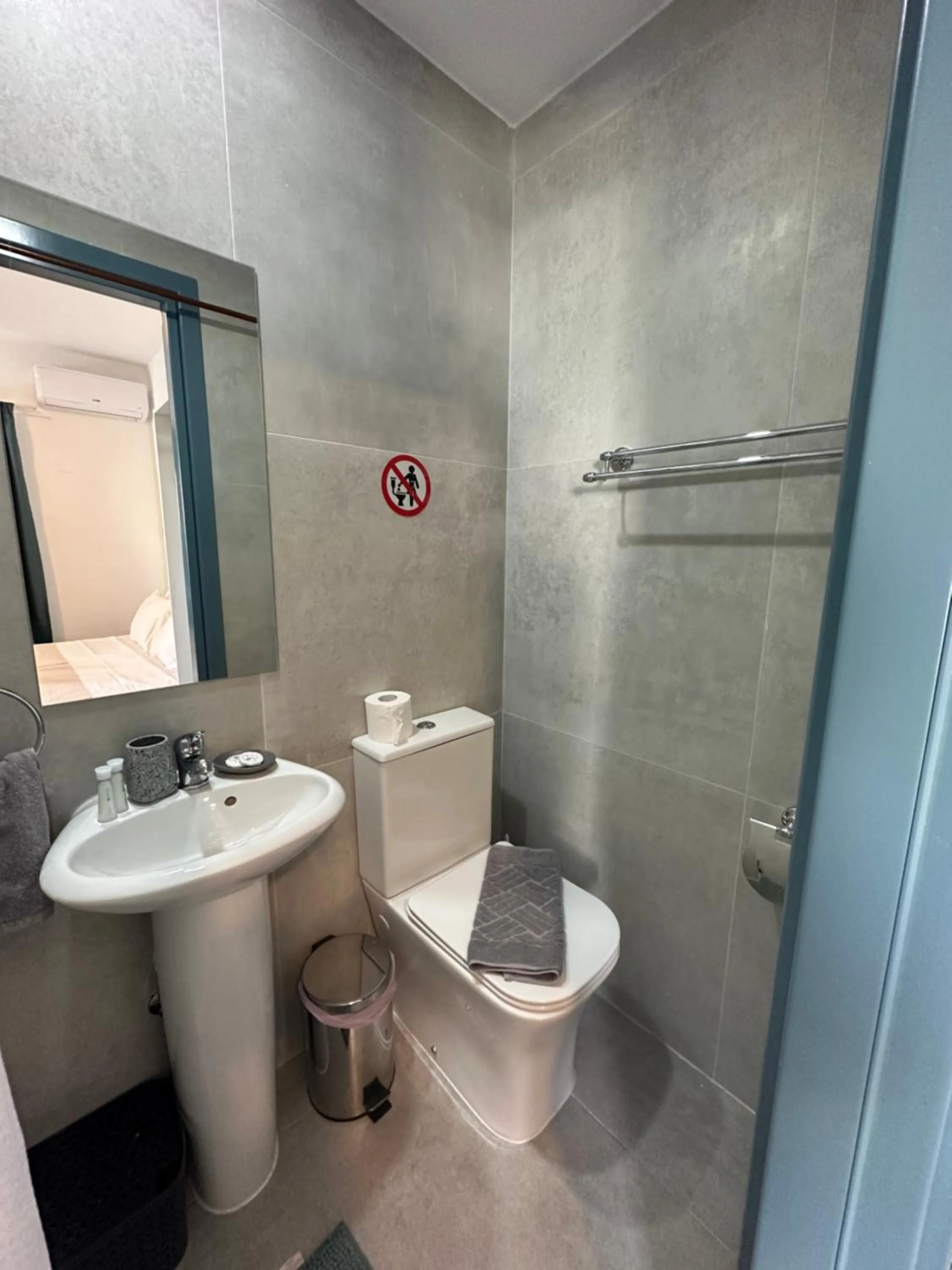 Bathroom in Sun Plaza Suites - Adults Only