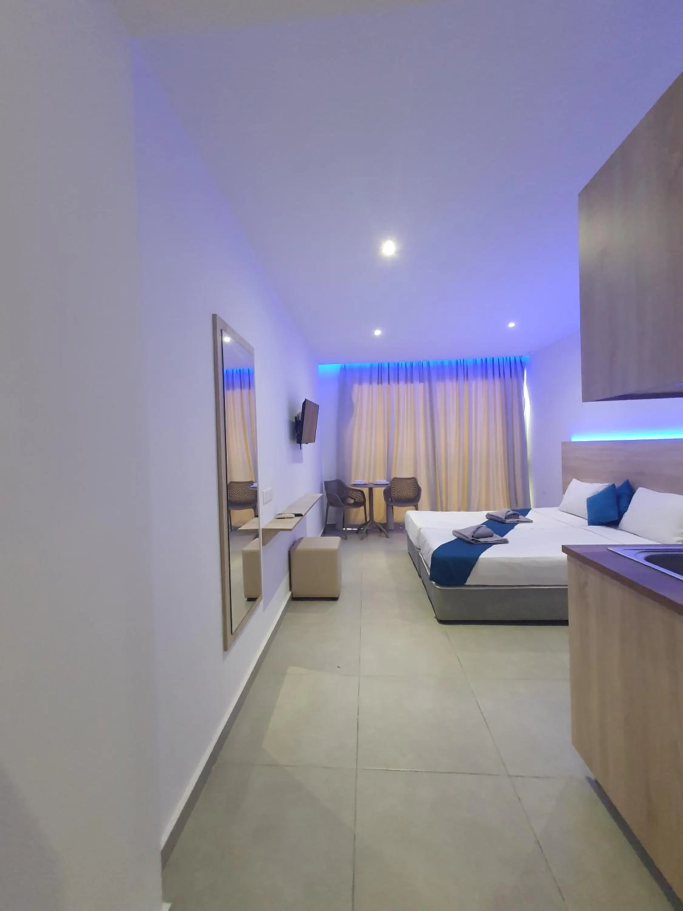 TV and multimedia, Bed in Sun Plaza Suites - Adults Only