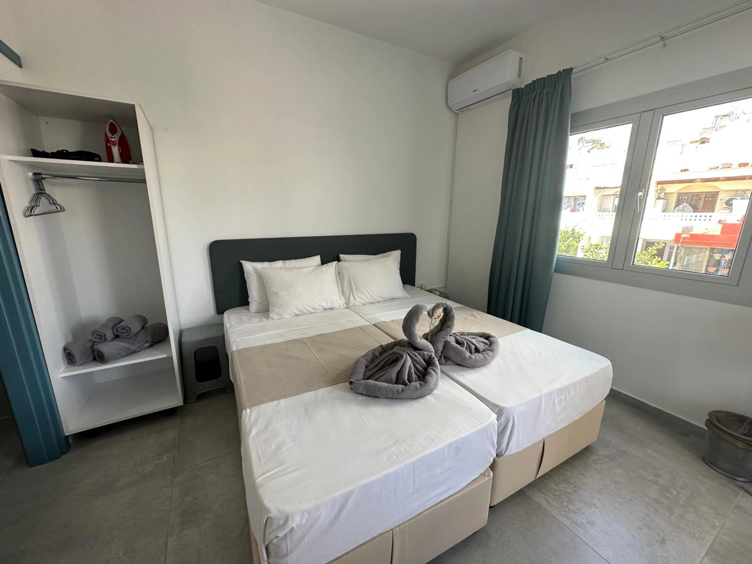 Bed in Sun Plaza Suites - Adults Only