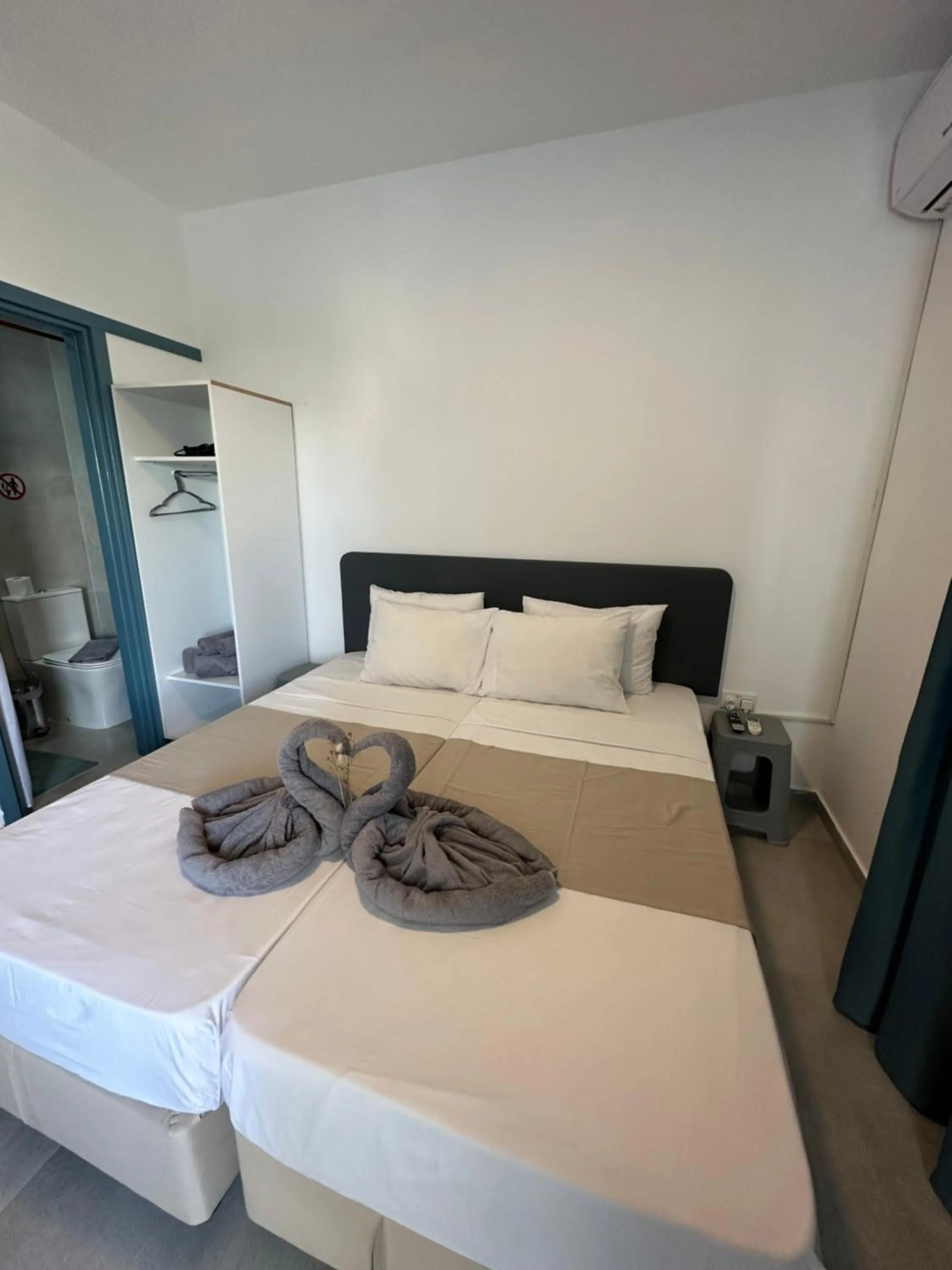 Bed in Sun Plaza Suites - Adults Only