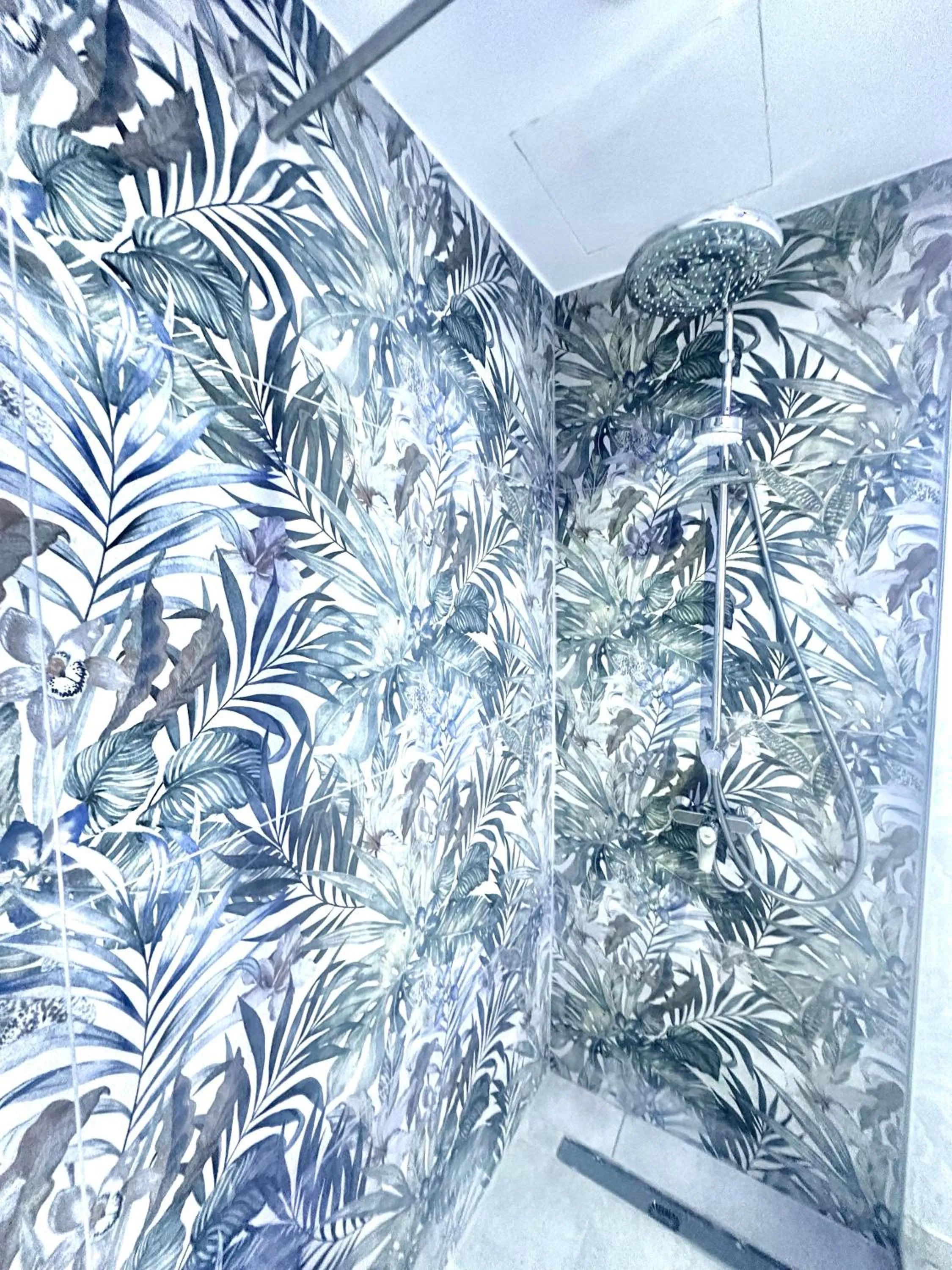 Shower in Sun Plaza Suites - Adults Only