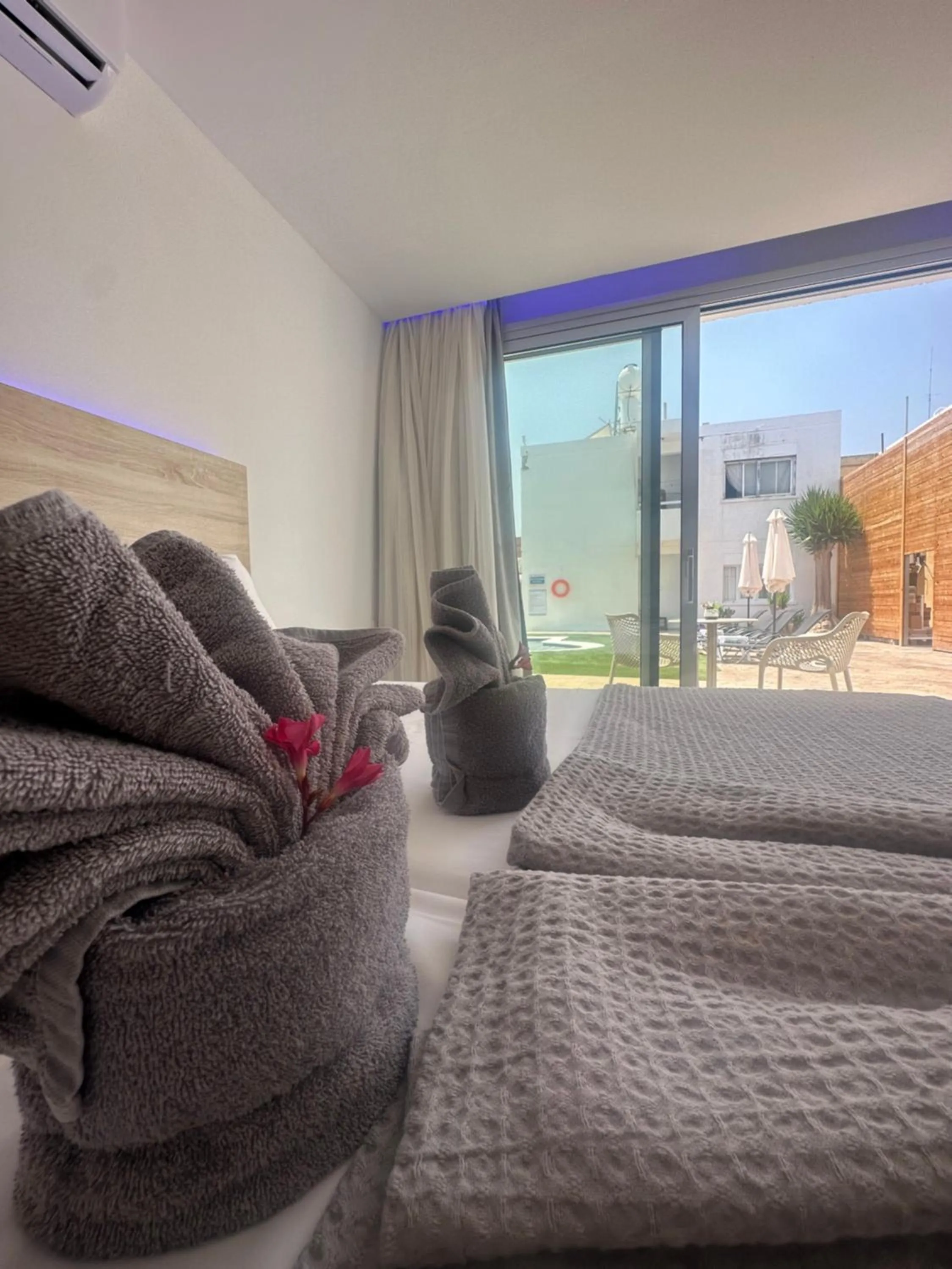 Bed in Sun Plaza Suites - Adults Only