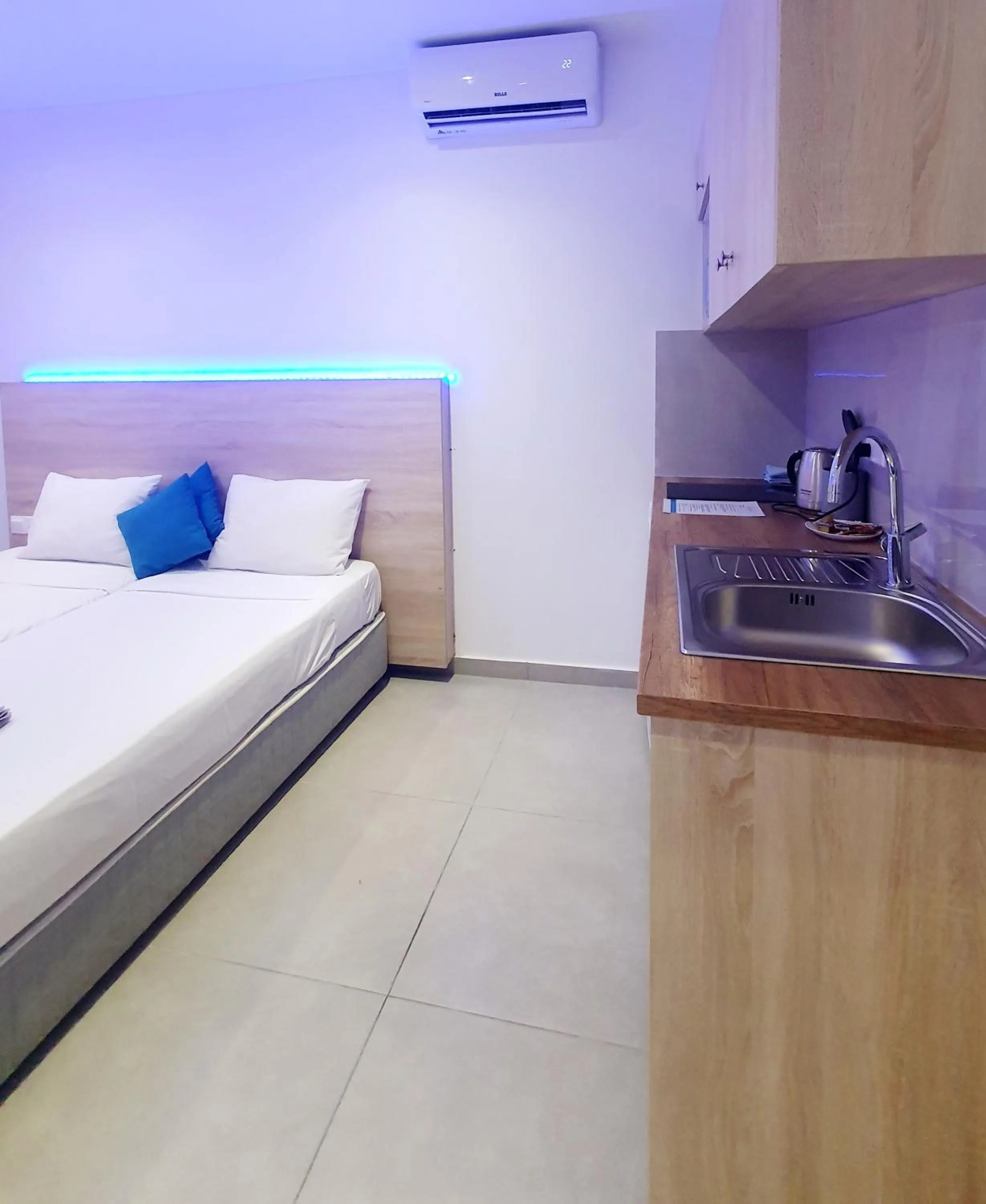 Bed in Sun Plaza Suites - Adults Only