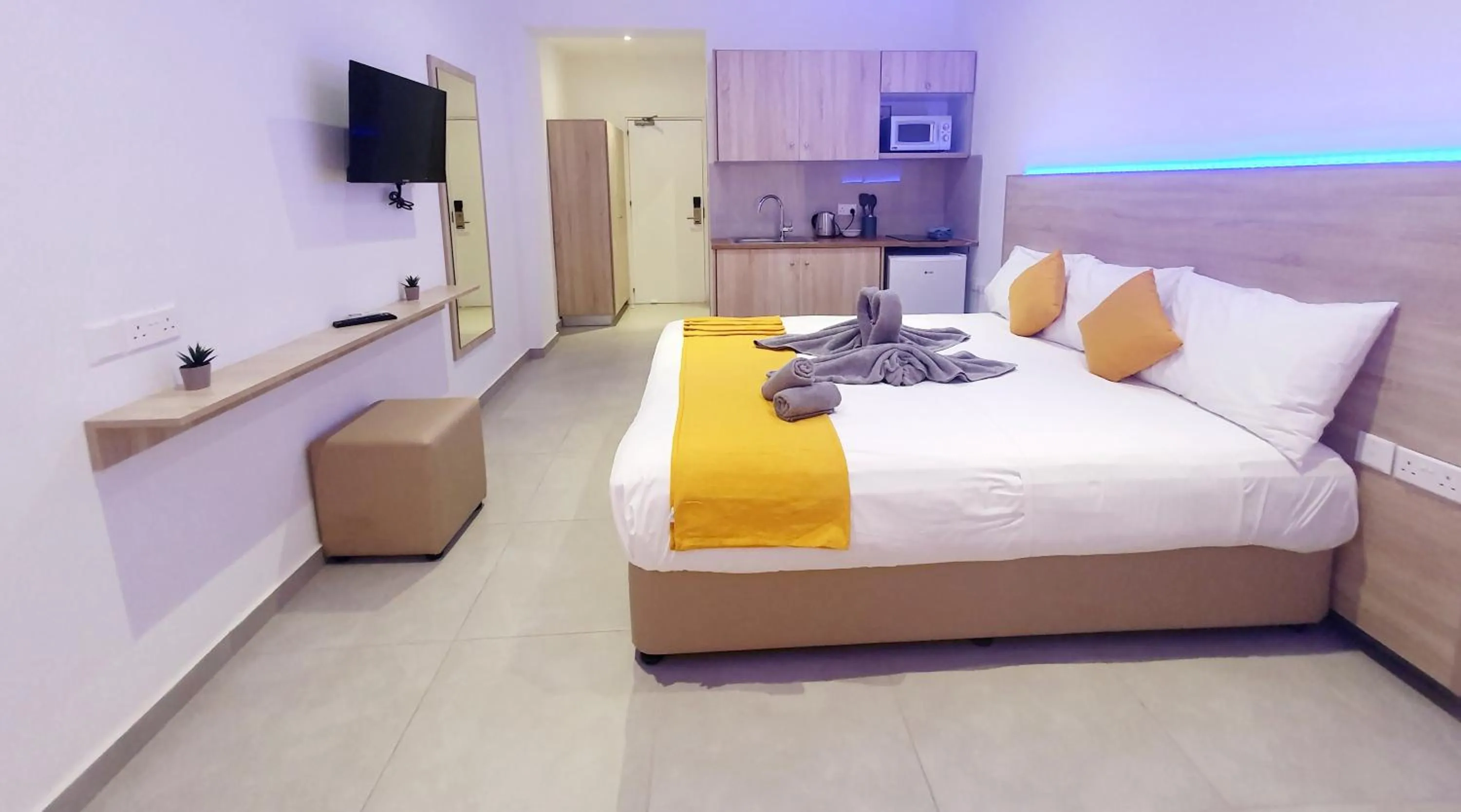 Bed in Sun Plaza Suites - Adults Only