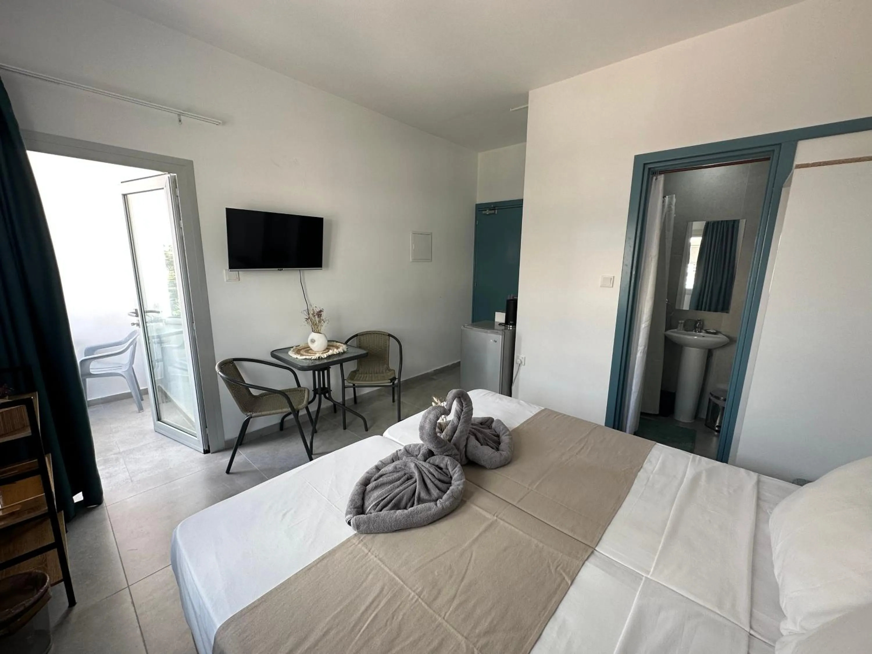 Photo of the whole room, Bed in Sun Plaza Suites - Adults Only