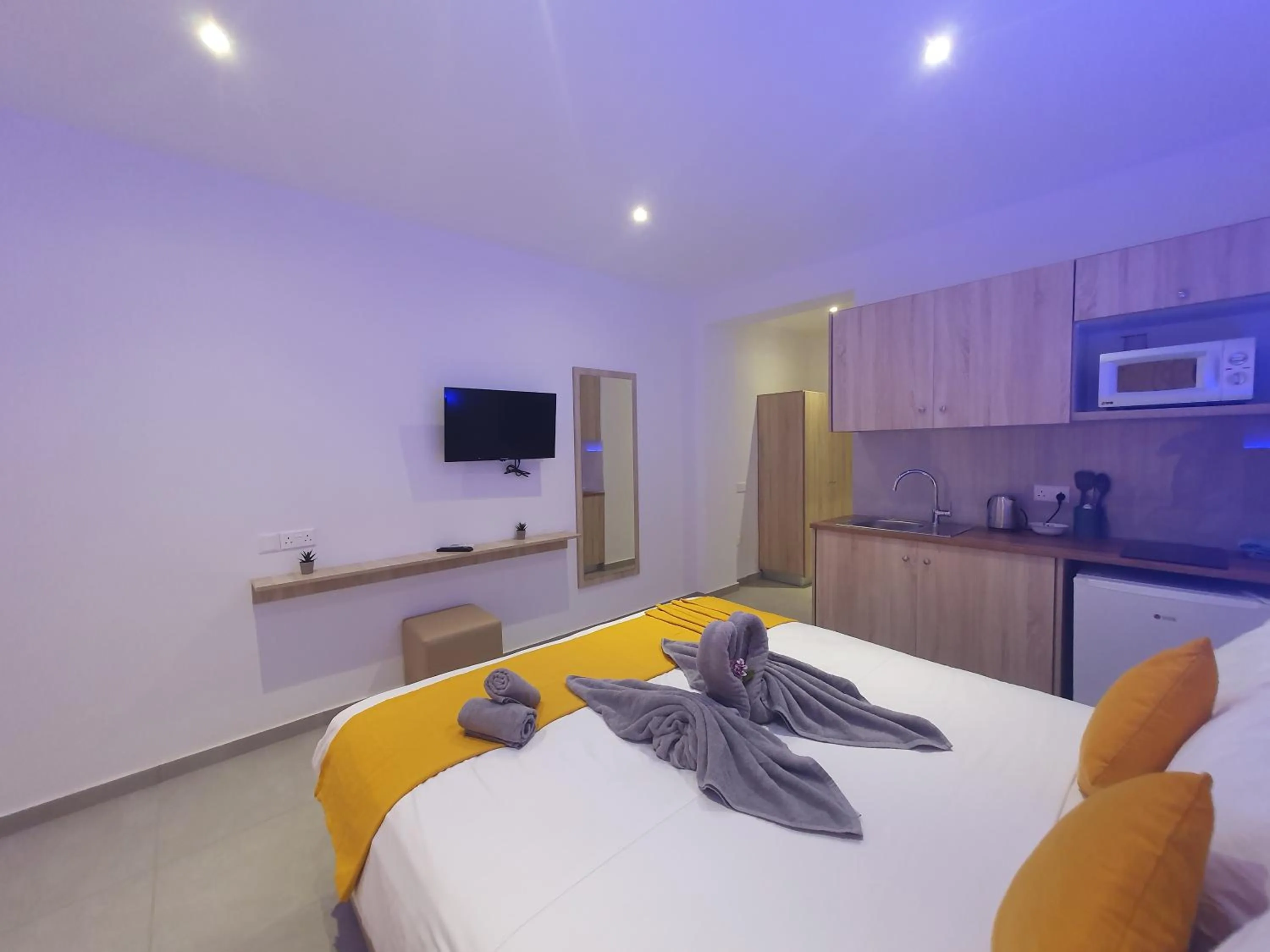 Bed in Sun Plaza Suites - Adults Only