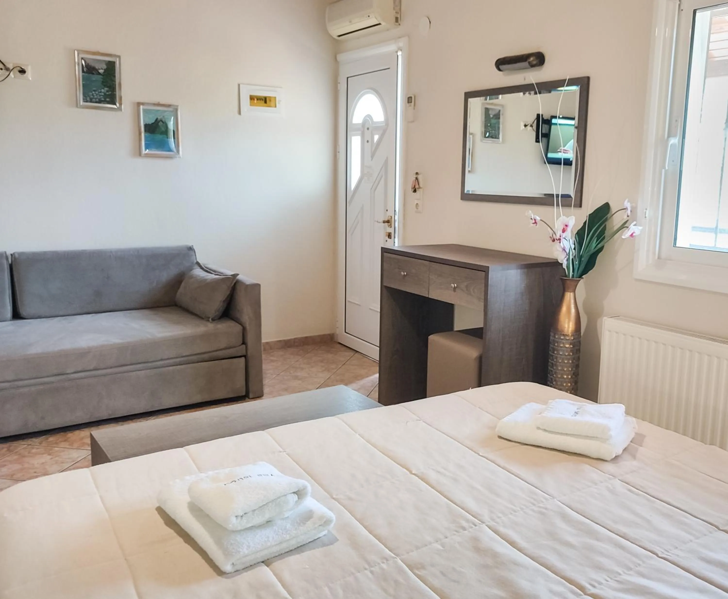 Photo of the whole room, Bed in VILLA IATROU