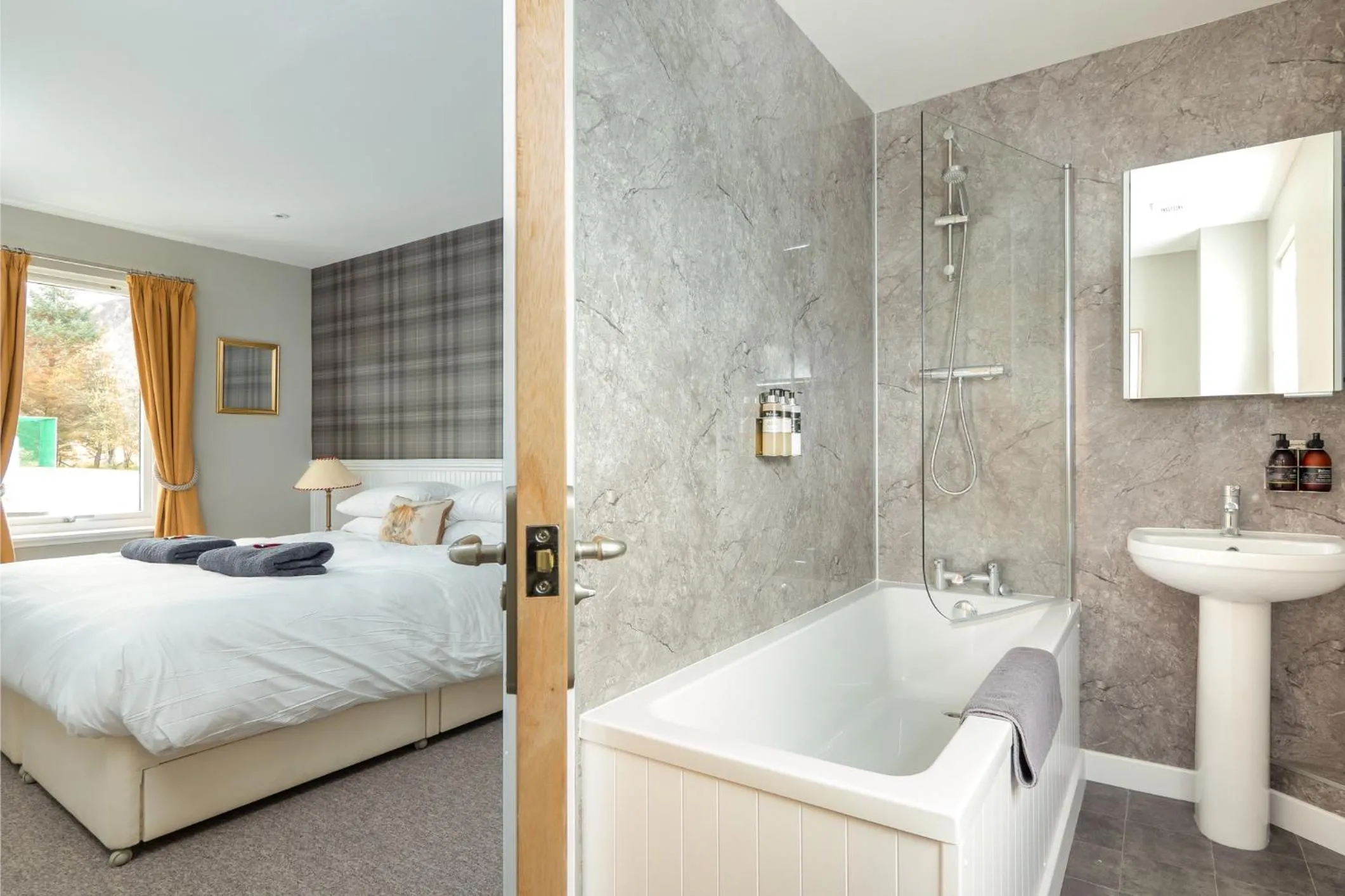 Bathroom, Bed in Highland Holiday Cottages