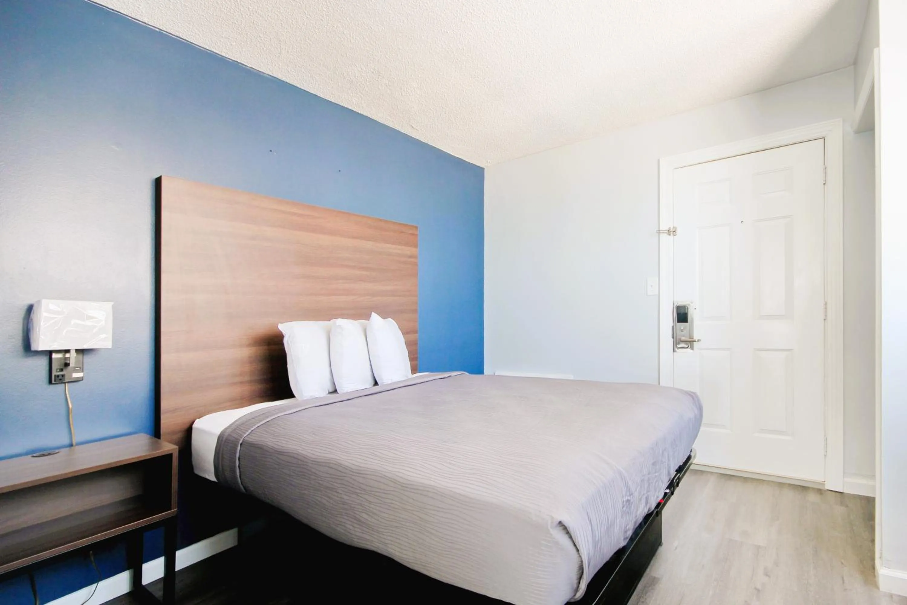 Bed in South Seas Ocean Front