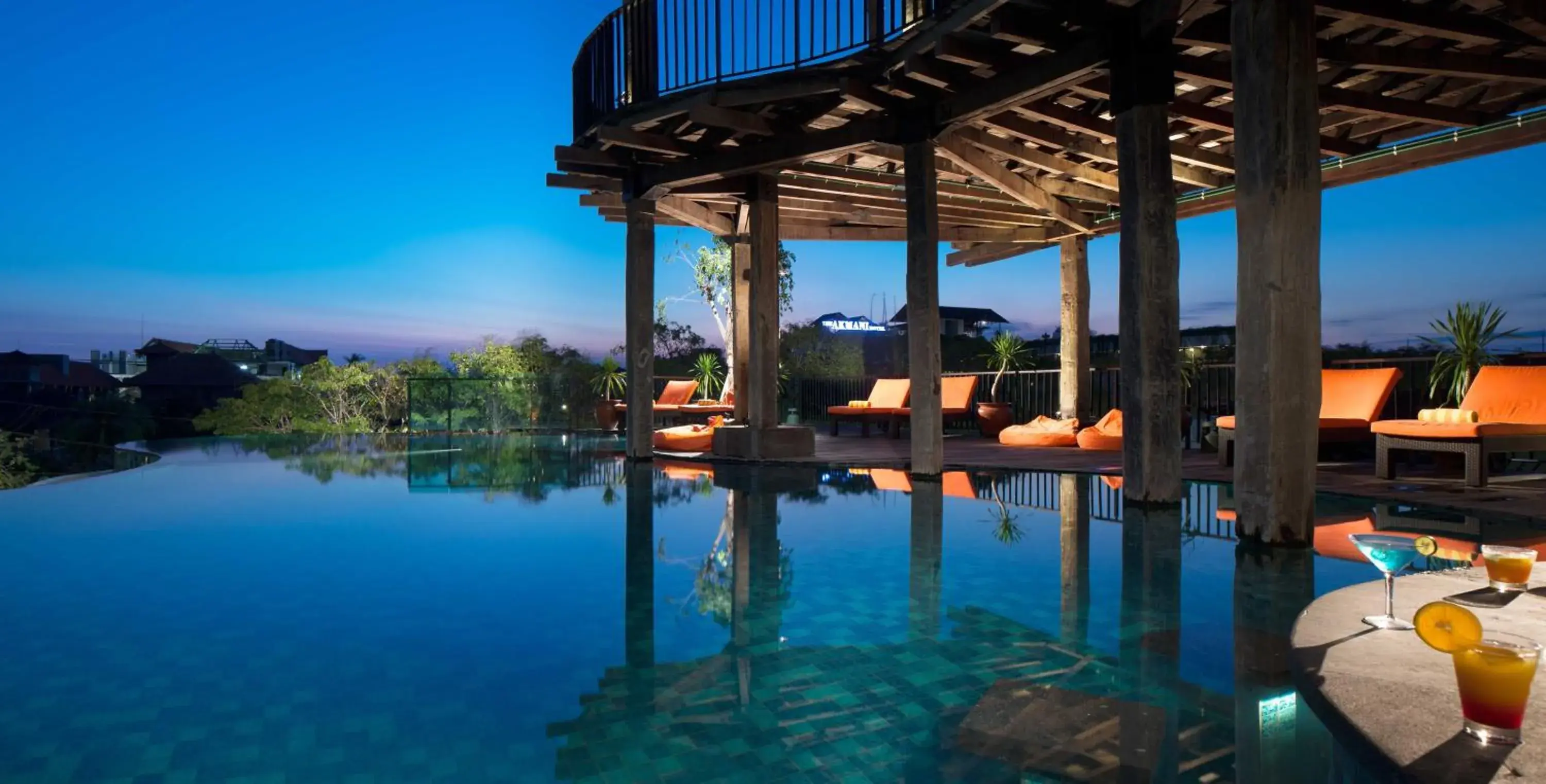 Swimming pool in Sun Island Hotel & Spa Legian Swimming pool in Sun Island Hotel & Spa Legian