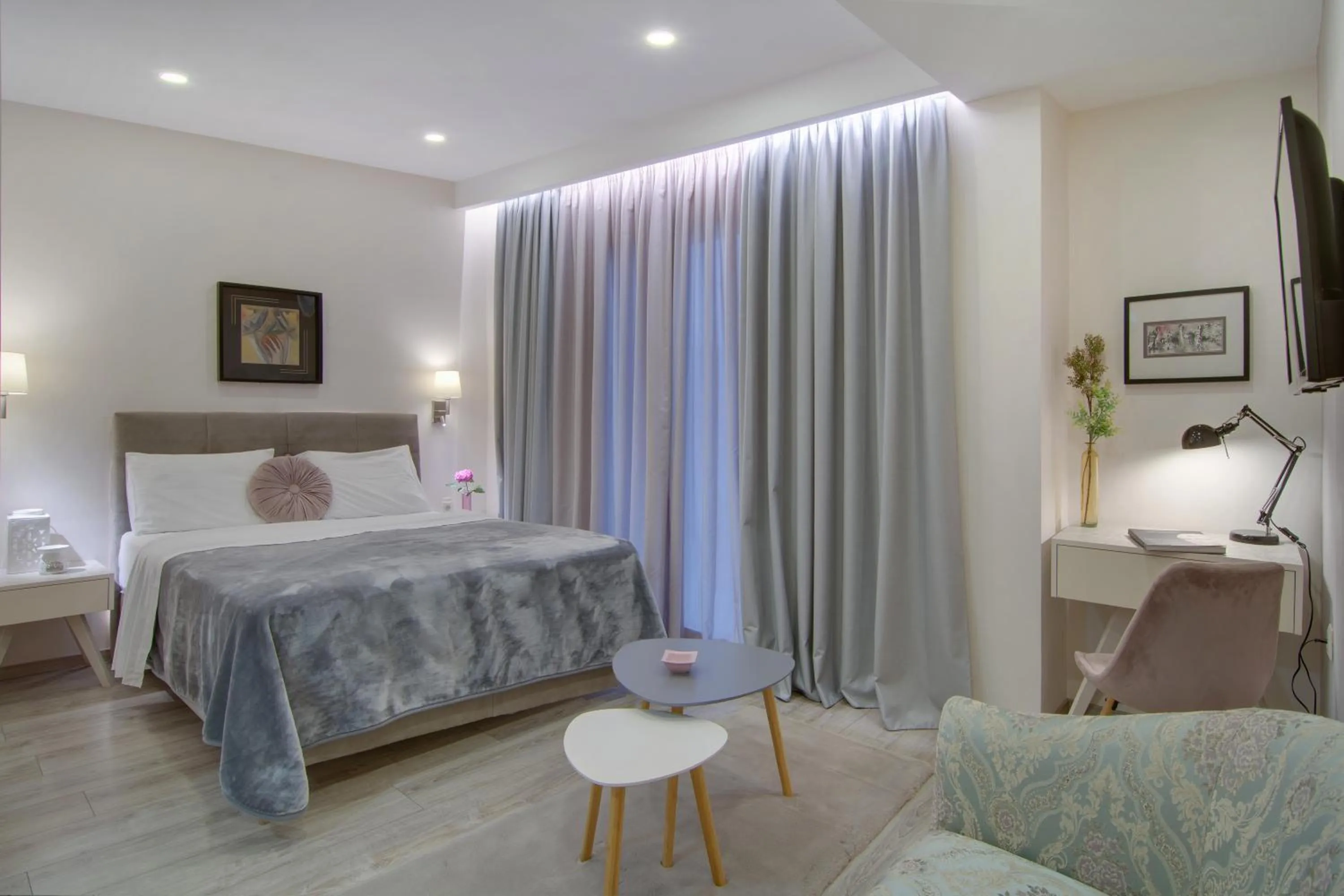 Photo of the whole room, Bed in ERMIS