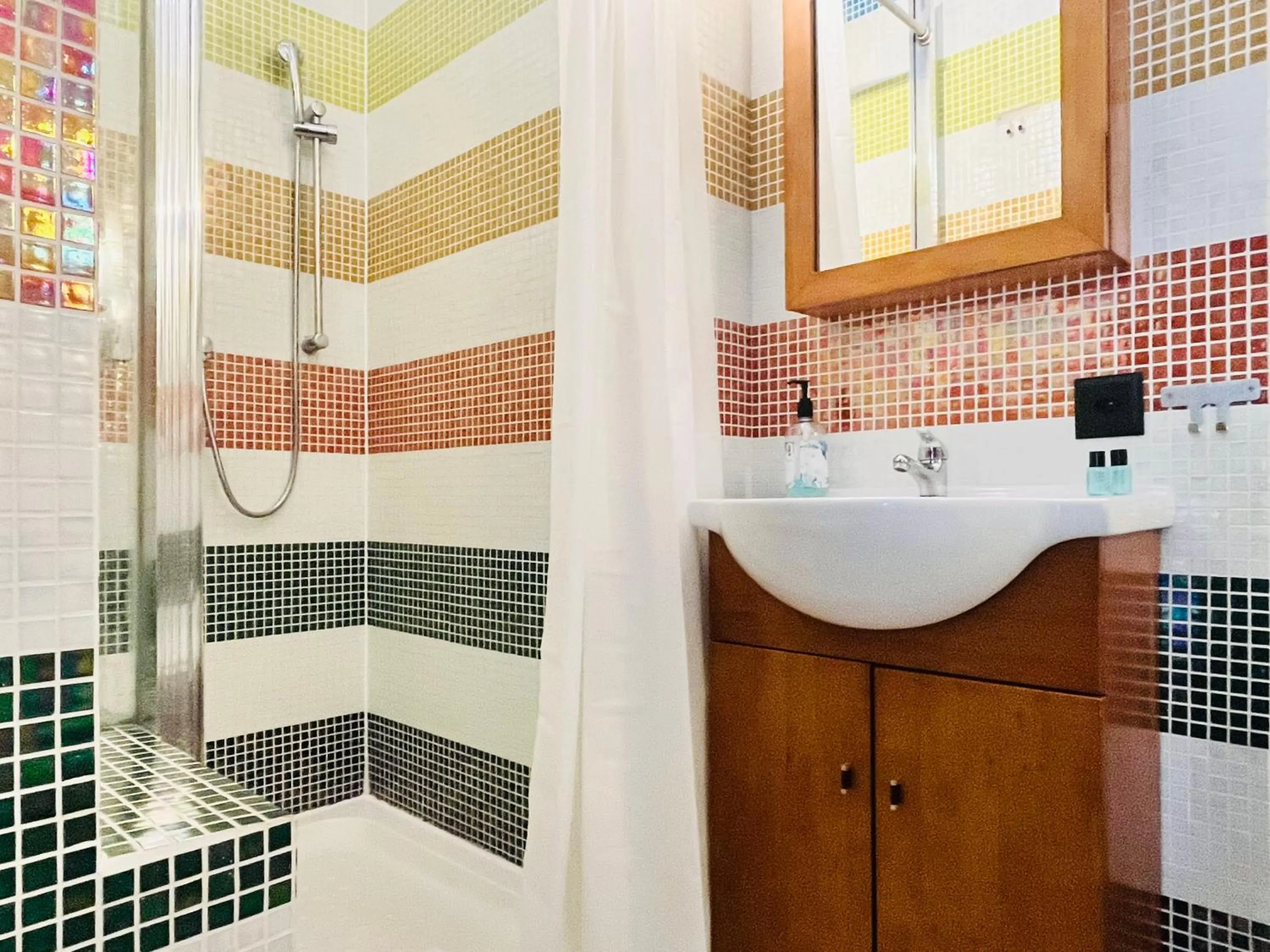 Shower in GuestHouse University by LR - self check in