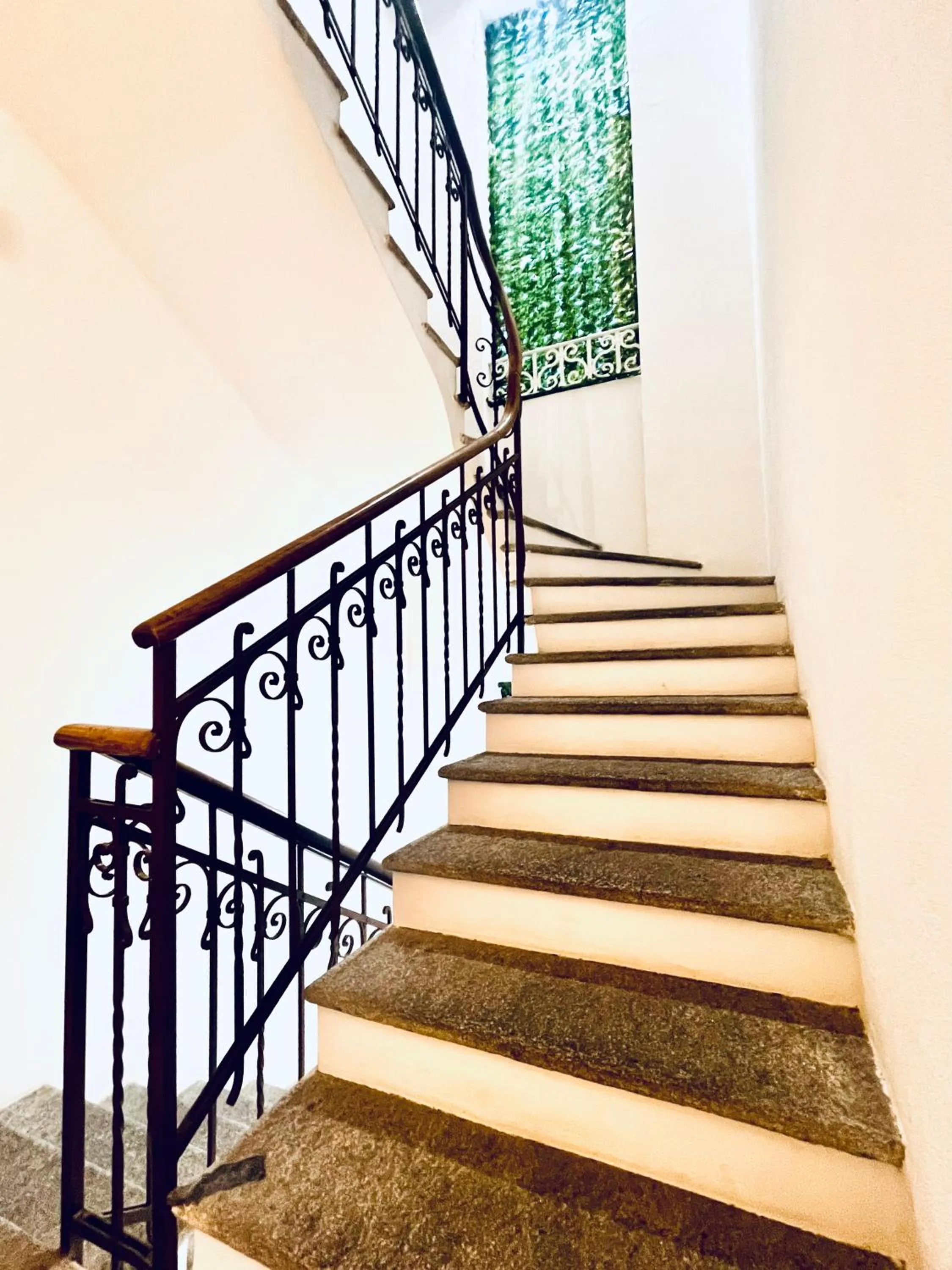 Text overlay in GuestHouse University by LR - self check in