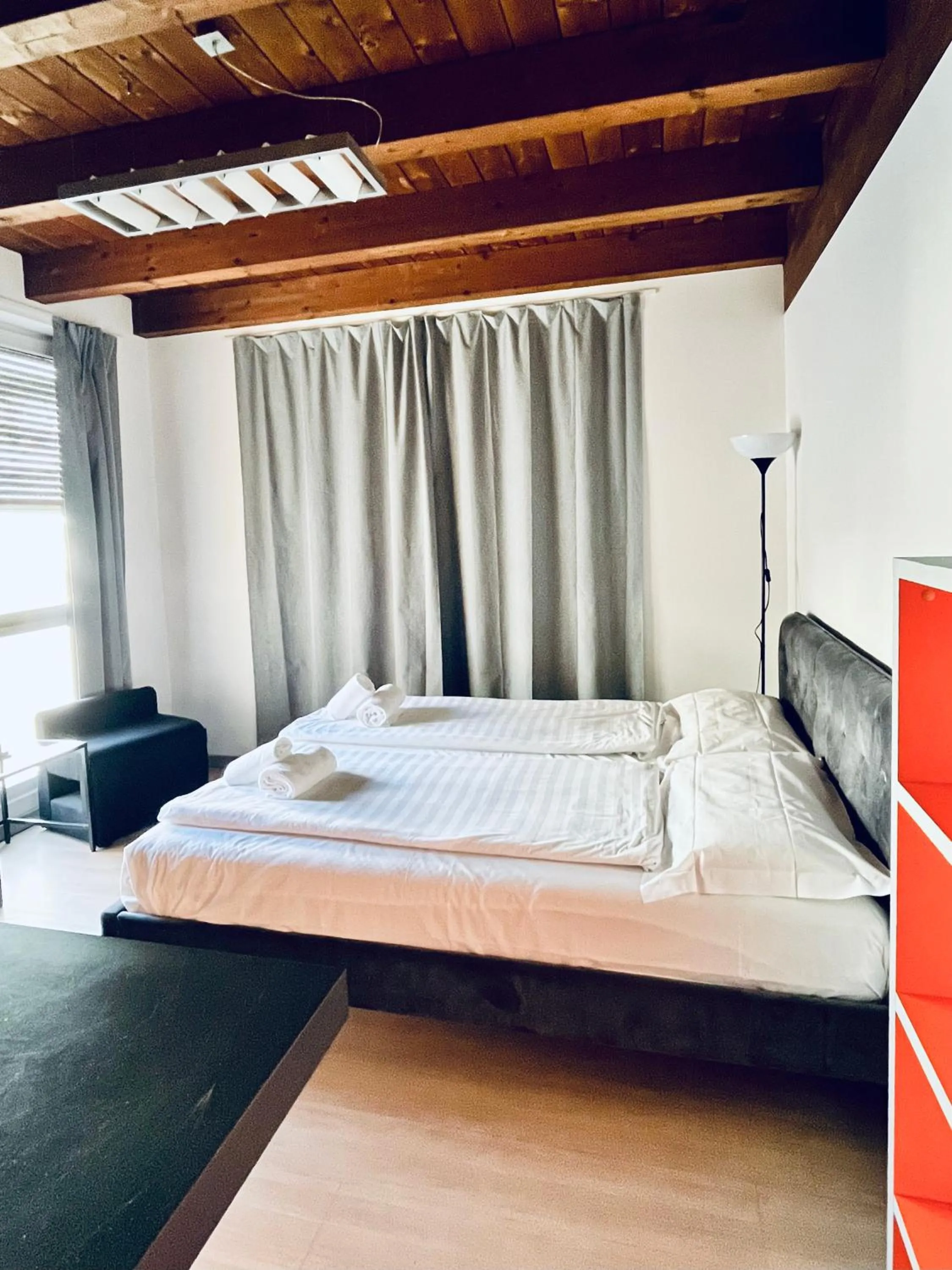 Photo of the whole room, Bed in GuestHouse University by LR - self check in