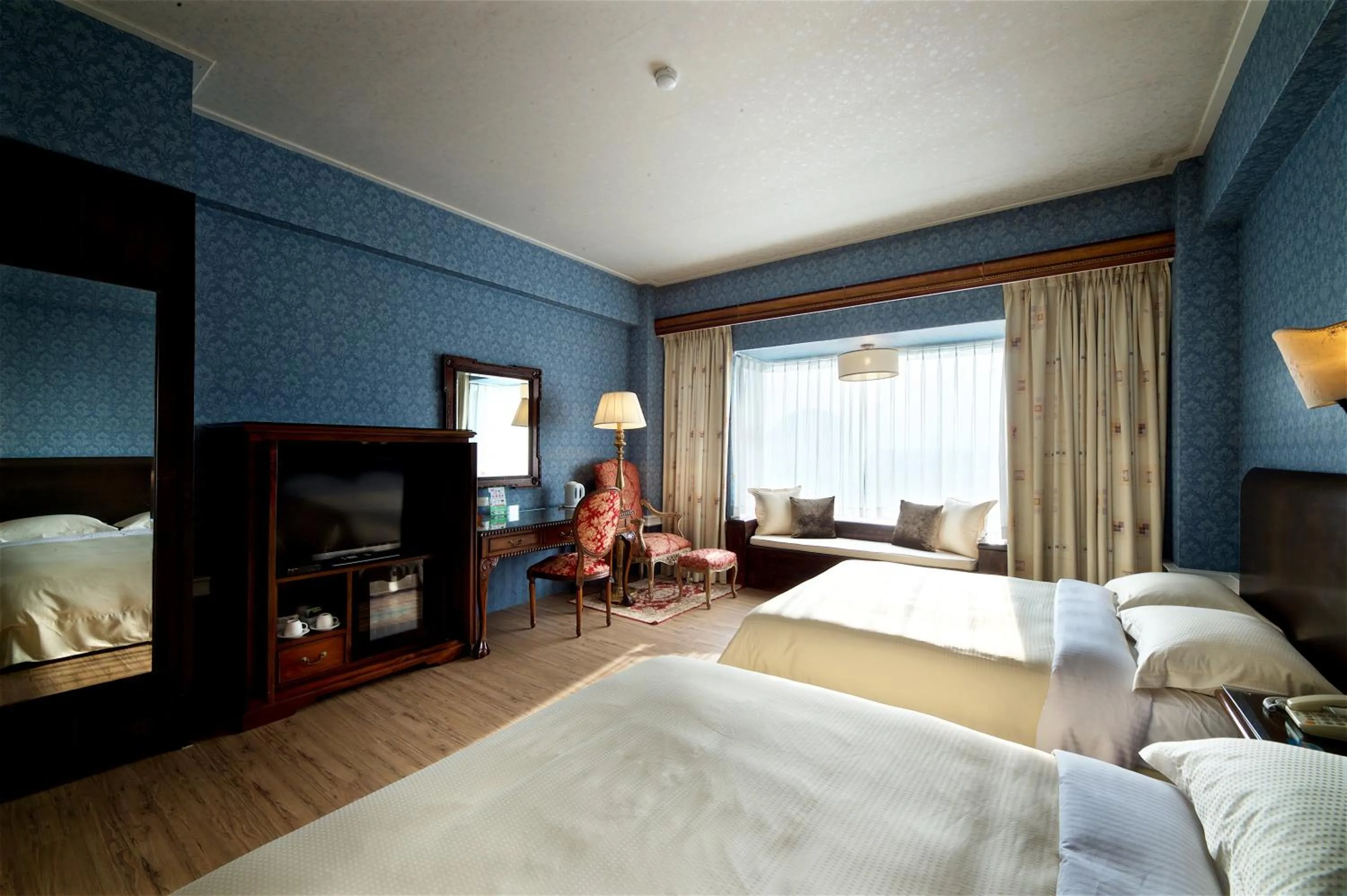 Bed in Shangrila Boutique Hotel