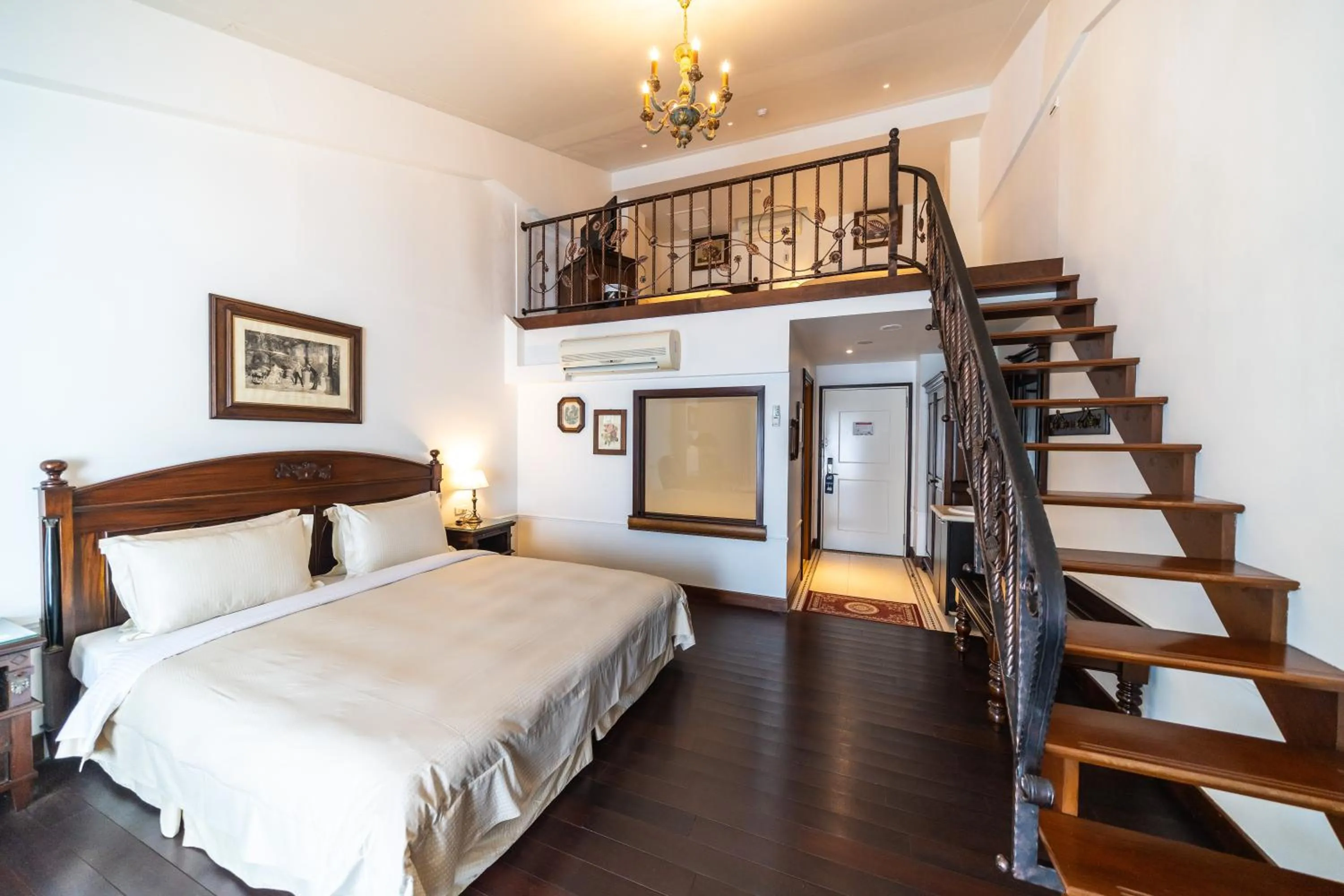 Photo of the whole room, Bed in Shangrila Boutique Hotel