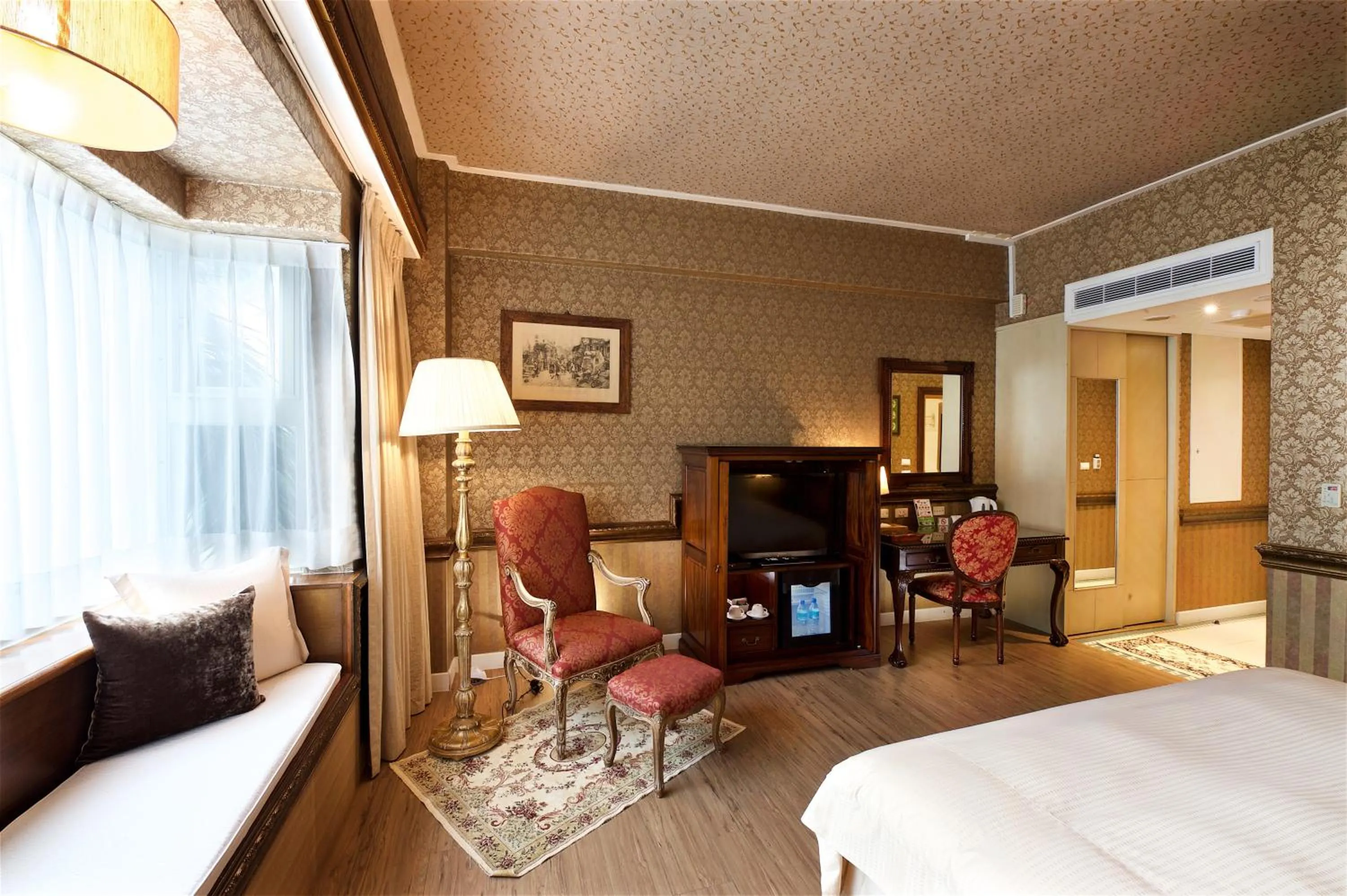 Bed in Shangrila Boutique Hotel