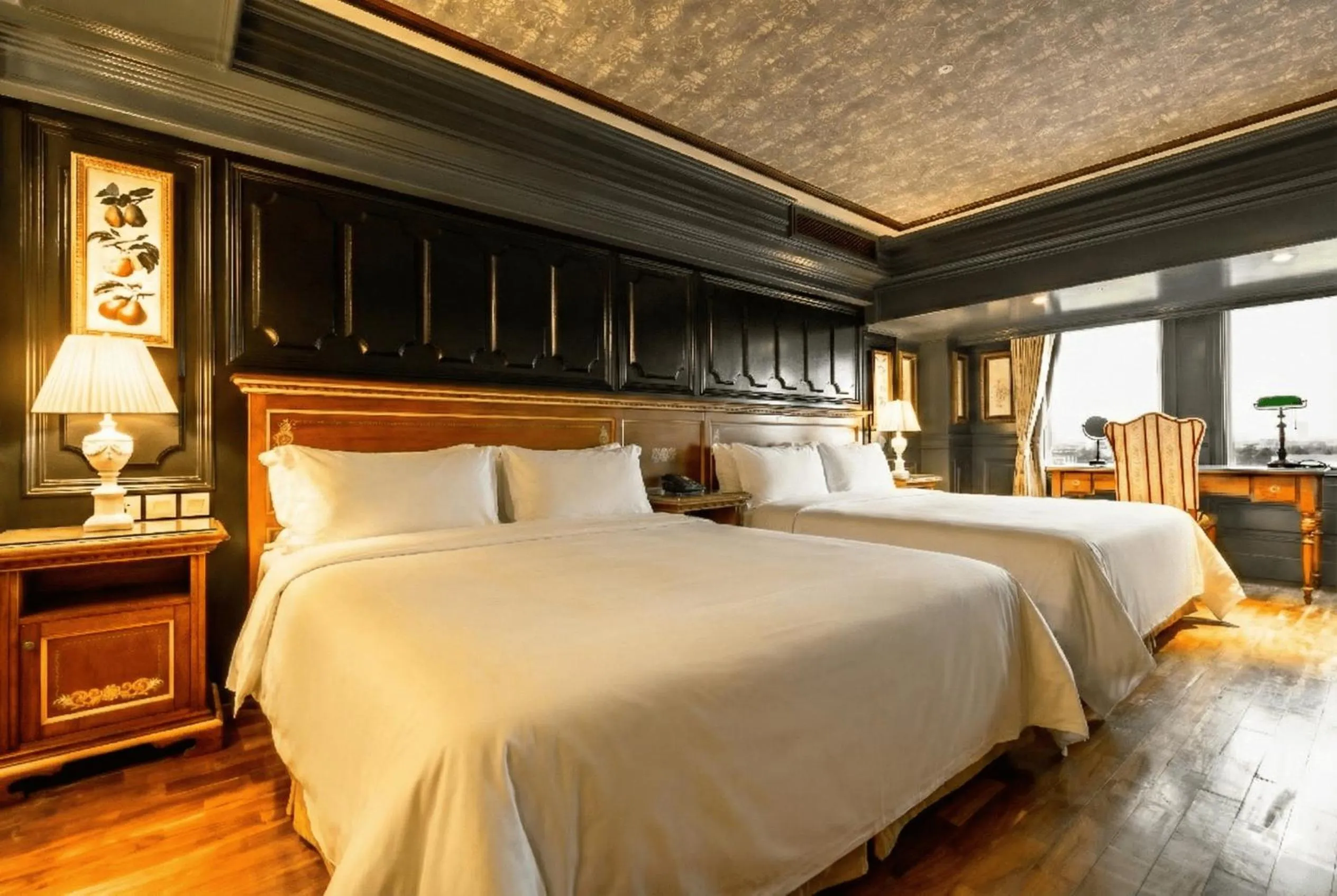 Bed in Shangrila Boutique Hotel