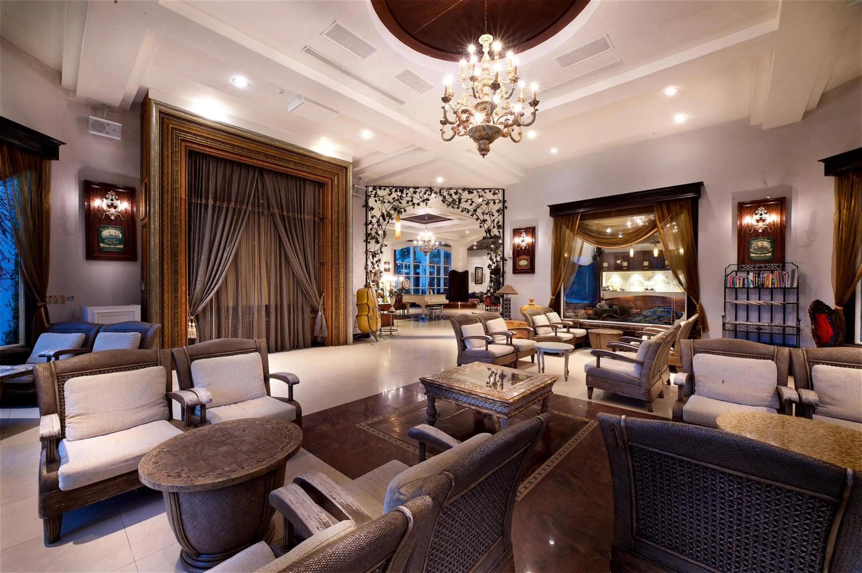 Communal lounge/ TV room in Shangrila Boutique Hotel