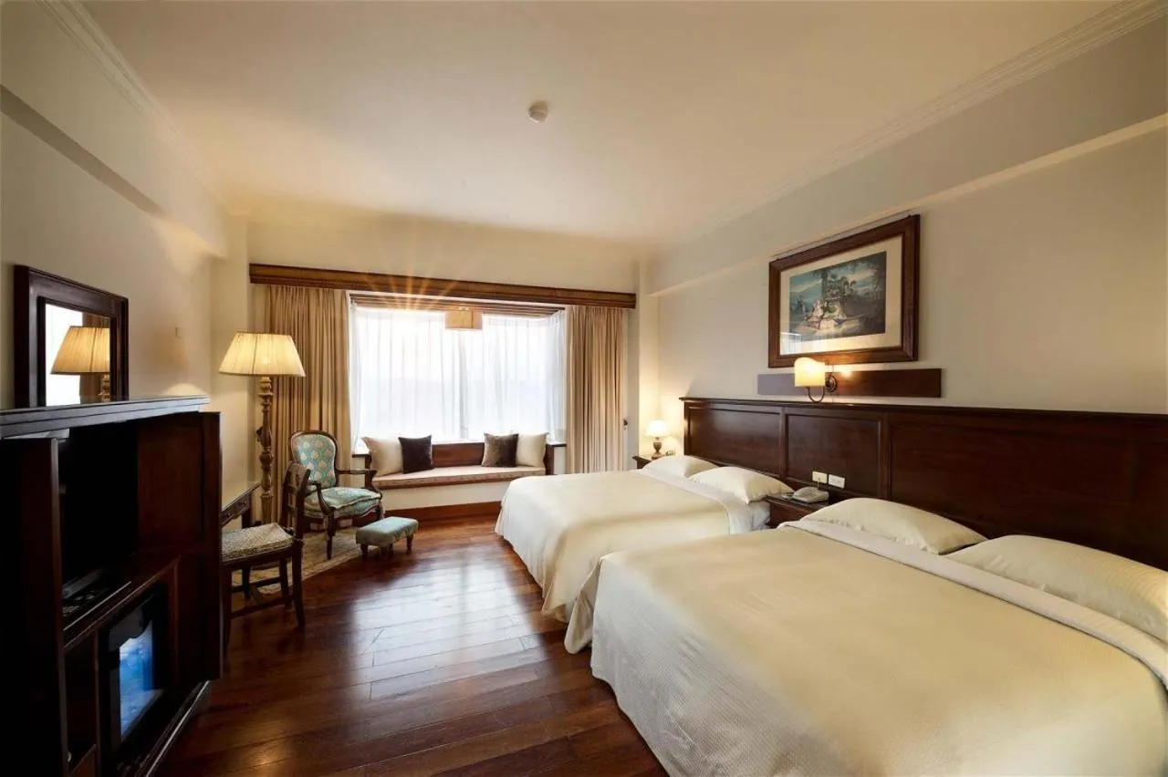 Bed in Shangrila Boutique Hotel