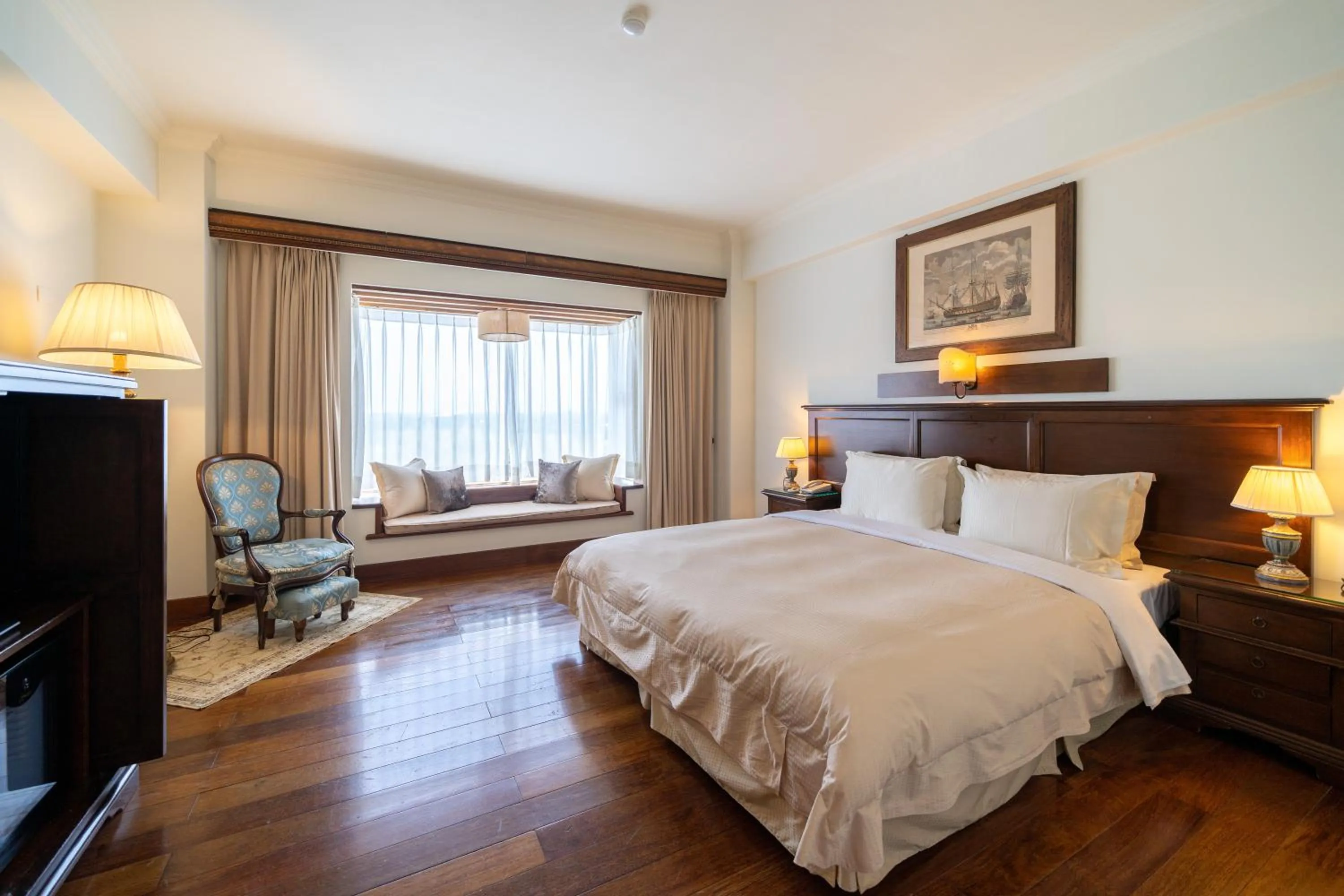 Photo of the whole room, Bed in Shangrila Boutique Hotel