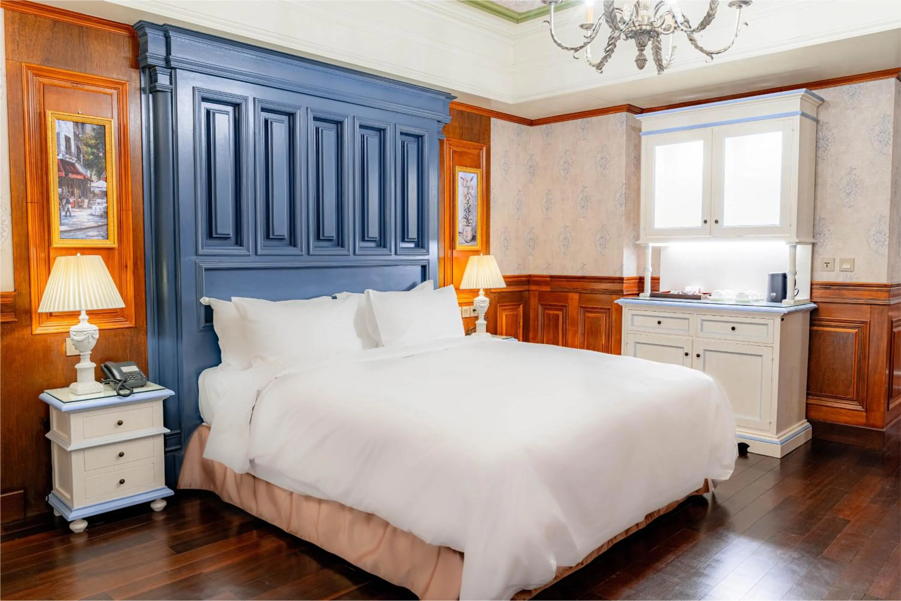 Photo of the whole room, Bed in Shangrila Boutique Hotel