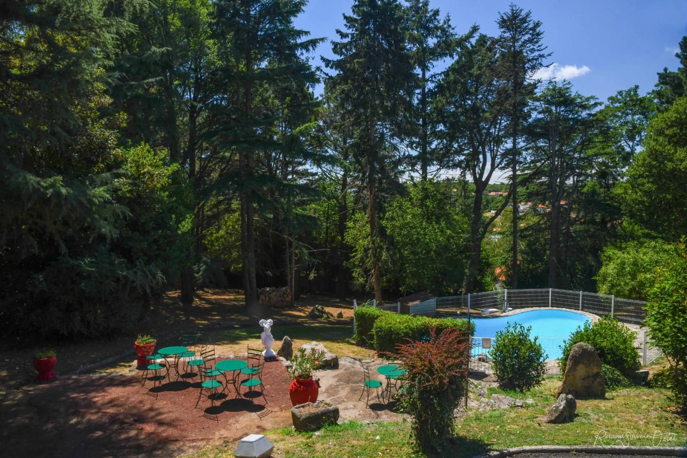 Garden view in Logis Hôtel La Chaumière